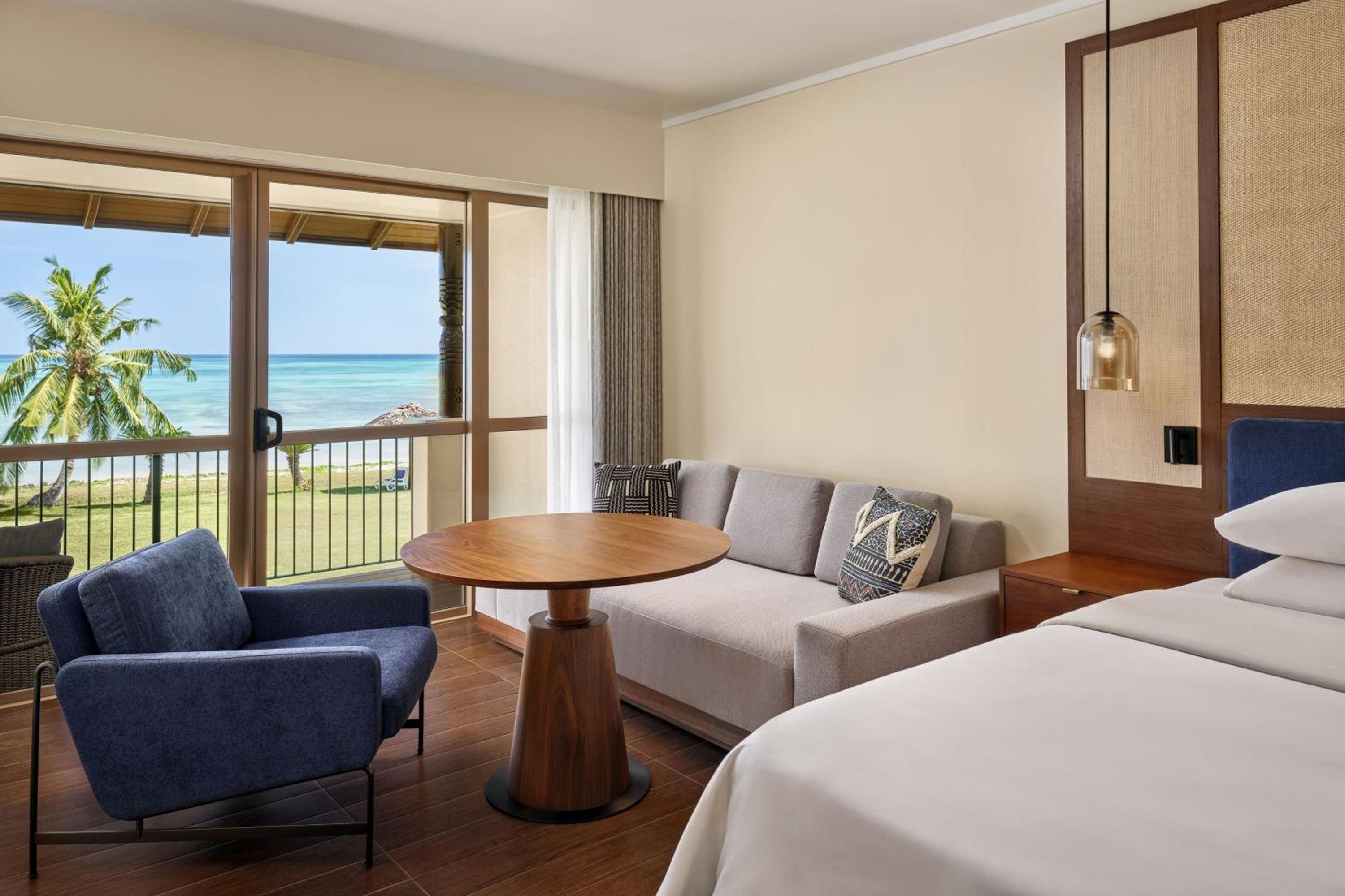 One King Room with Oceanfront View photo 3