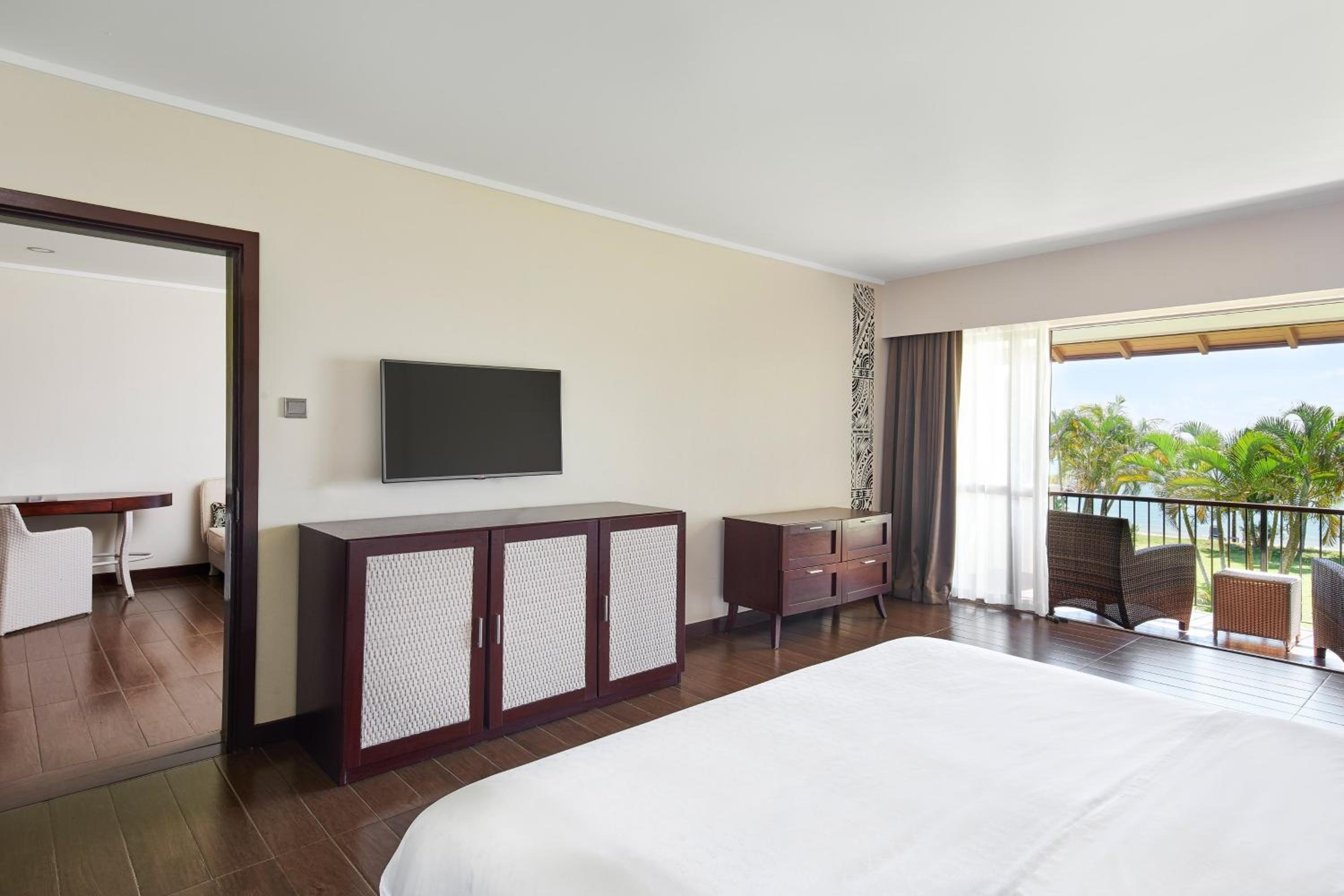 One Bedroom King Suite with Oceanfront View photo 3