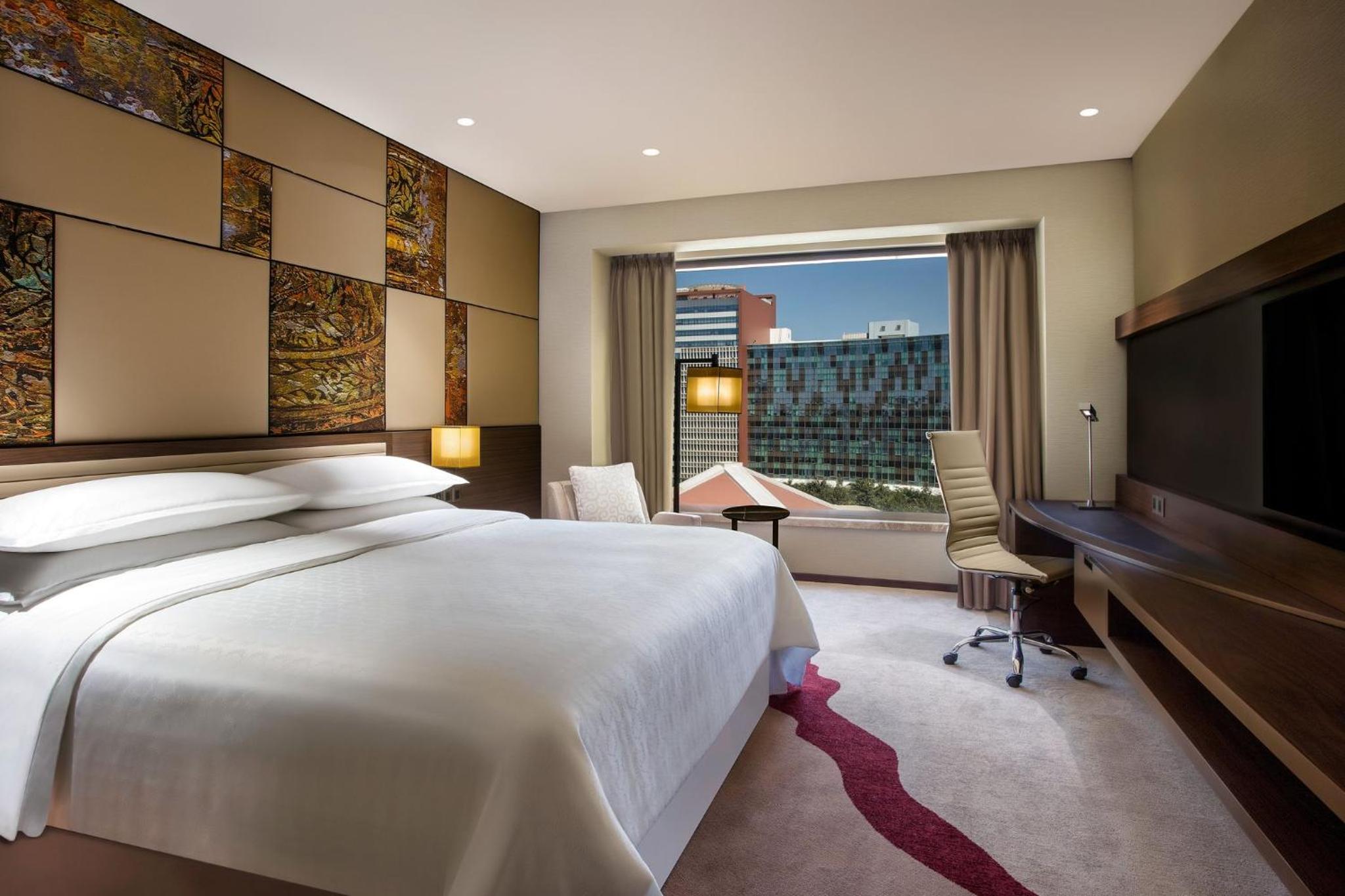 Deluxe Room King Bed with City view - Photo 7