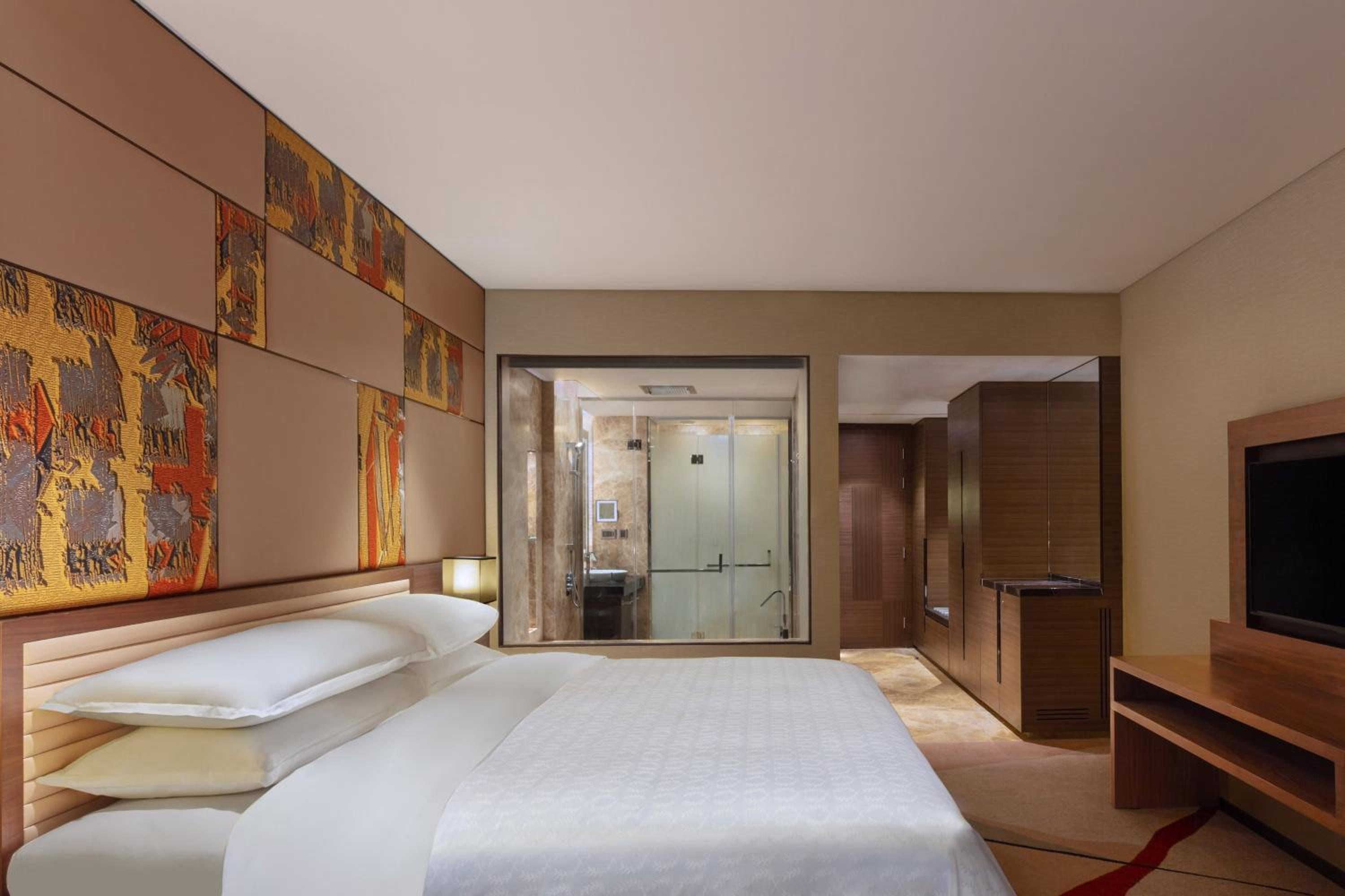 Deluxe Room King Bed with City view - Photo 6