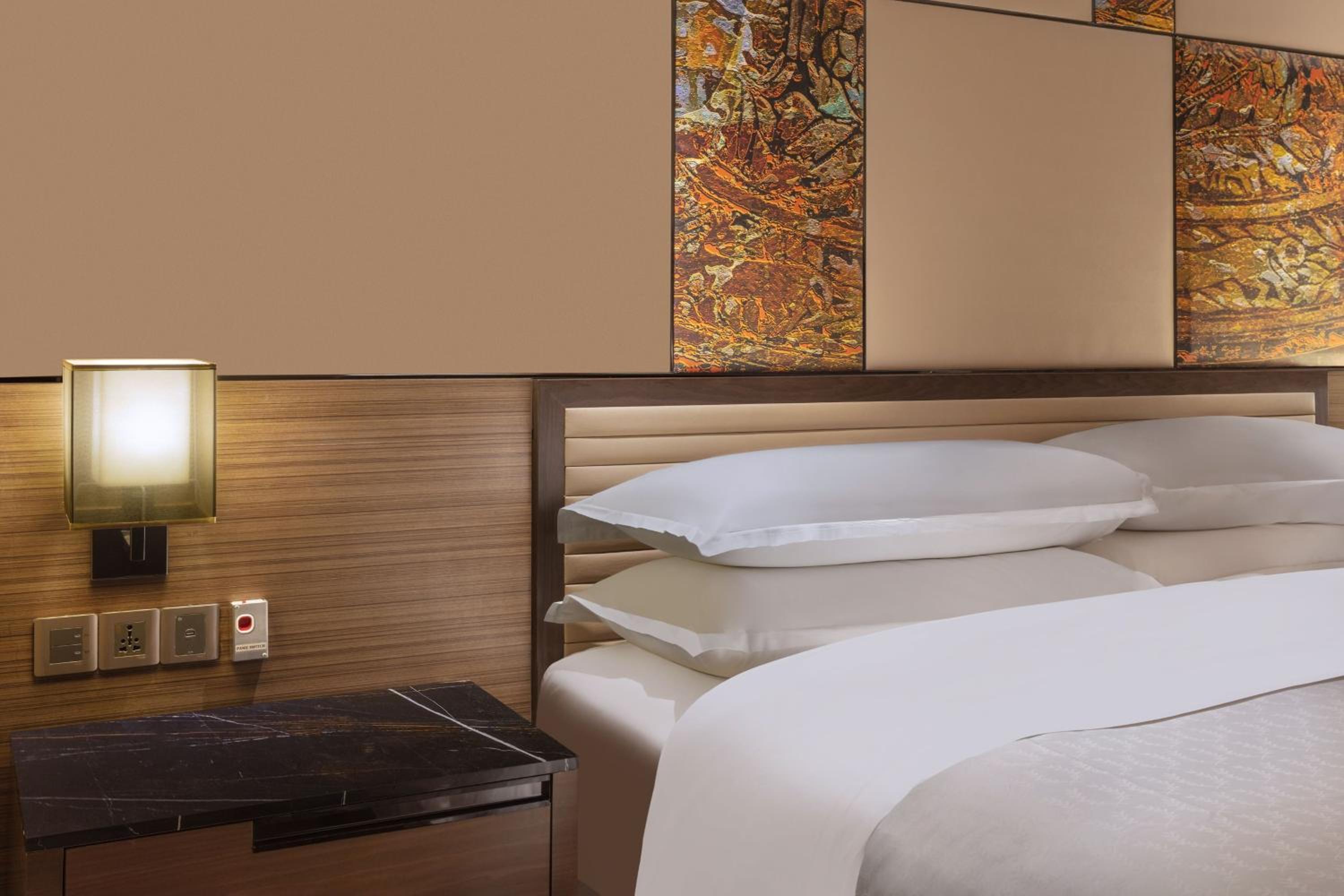 Deluxe Room King Bed with City view - Photo 5