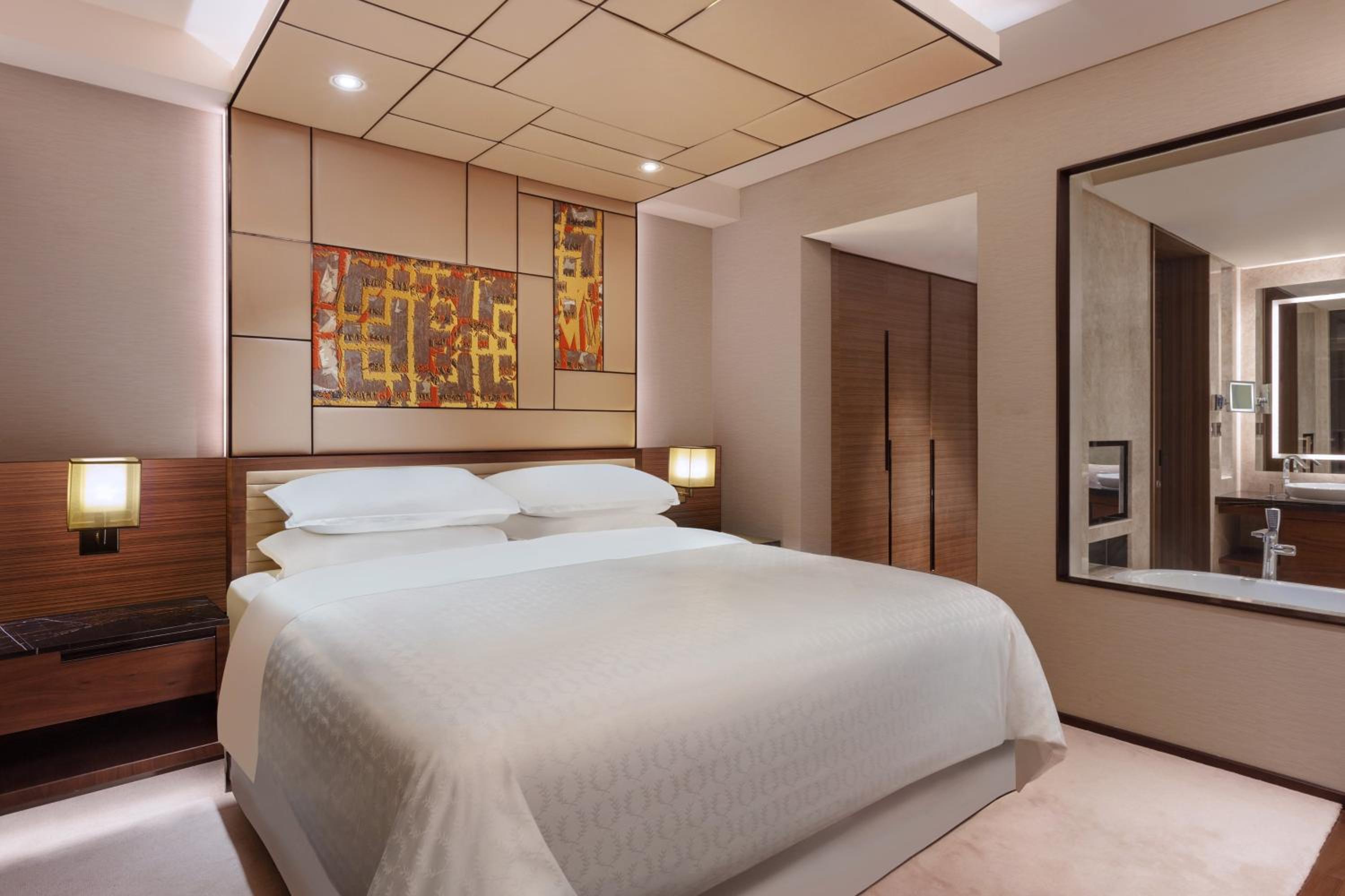 Deluxe Suite with Club Lounge Access - Photo 6