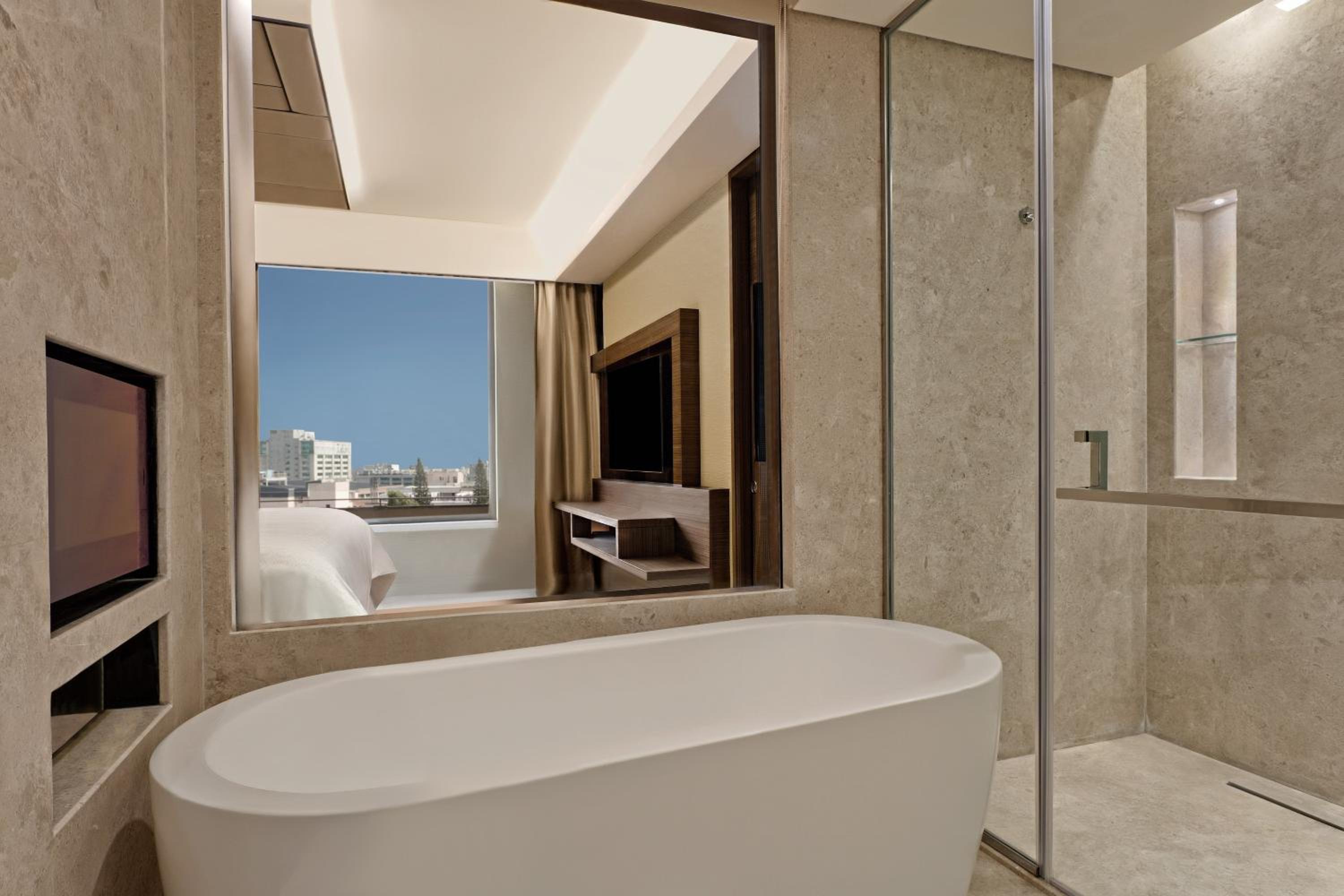 Executive Suite with Club Lounge Access - Photo 7