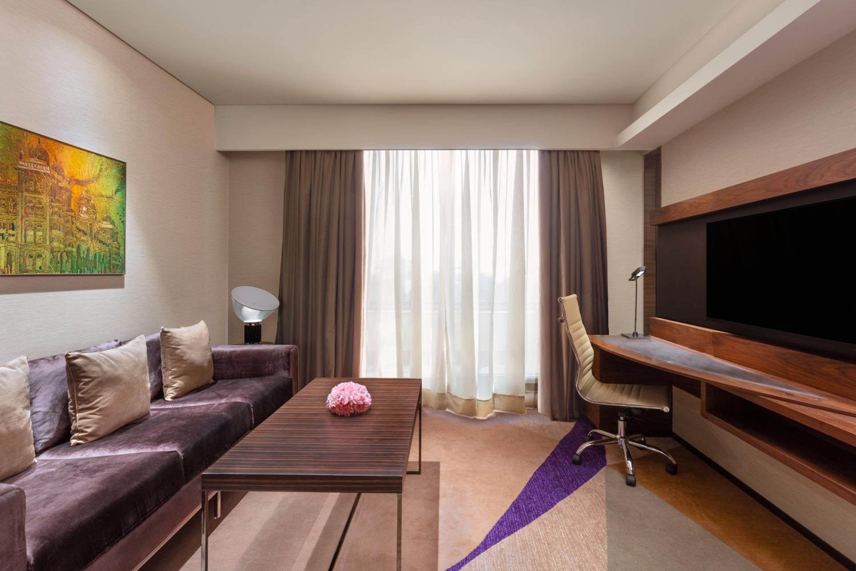 Deluxe Suite with Club Lounge Access - Photo 5