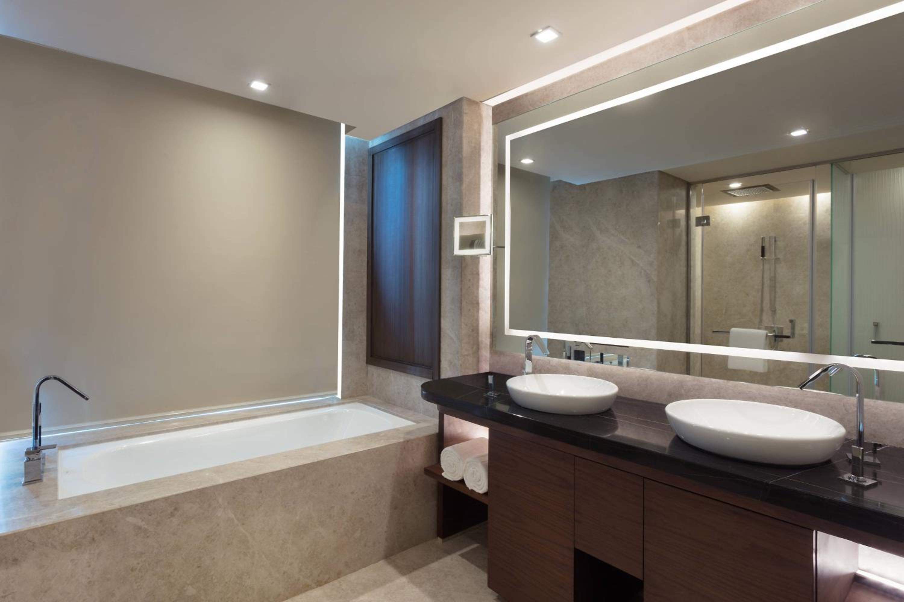 Junior Suite with Club Lounge Access - Photo 3