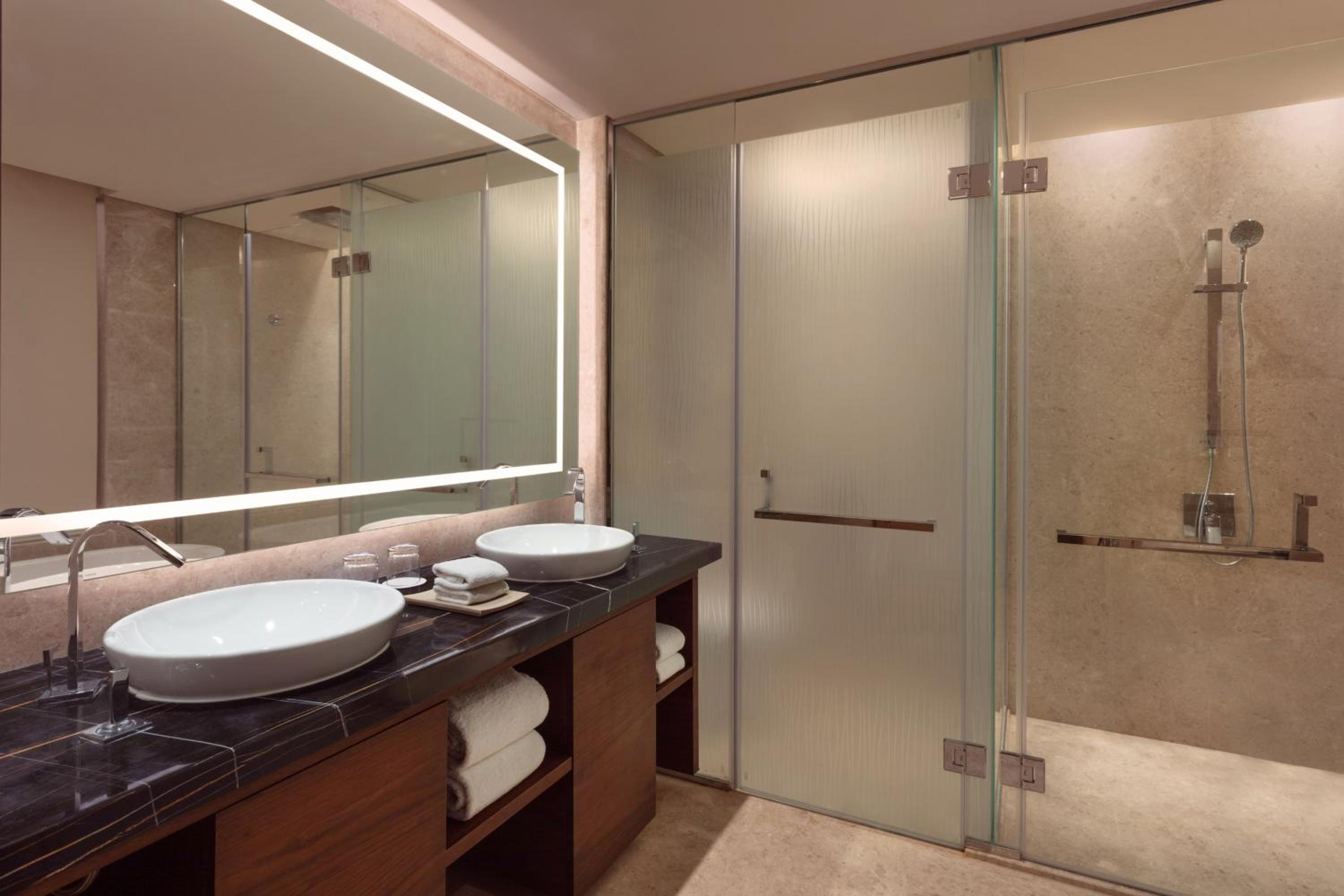 Deluxe Suite with Club Lounge Access - Photo 4