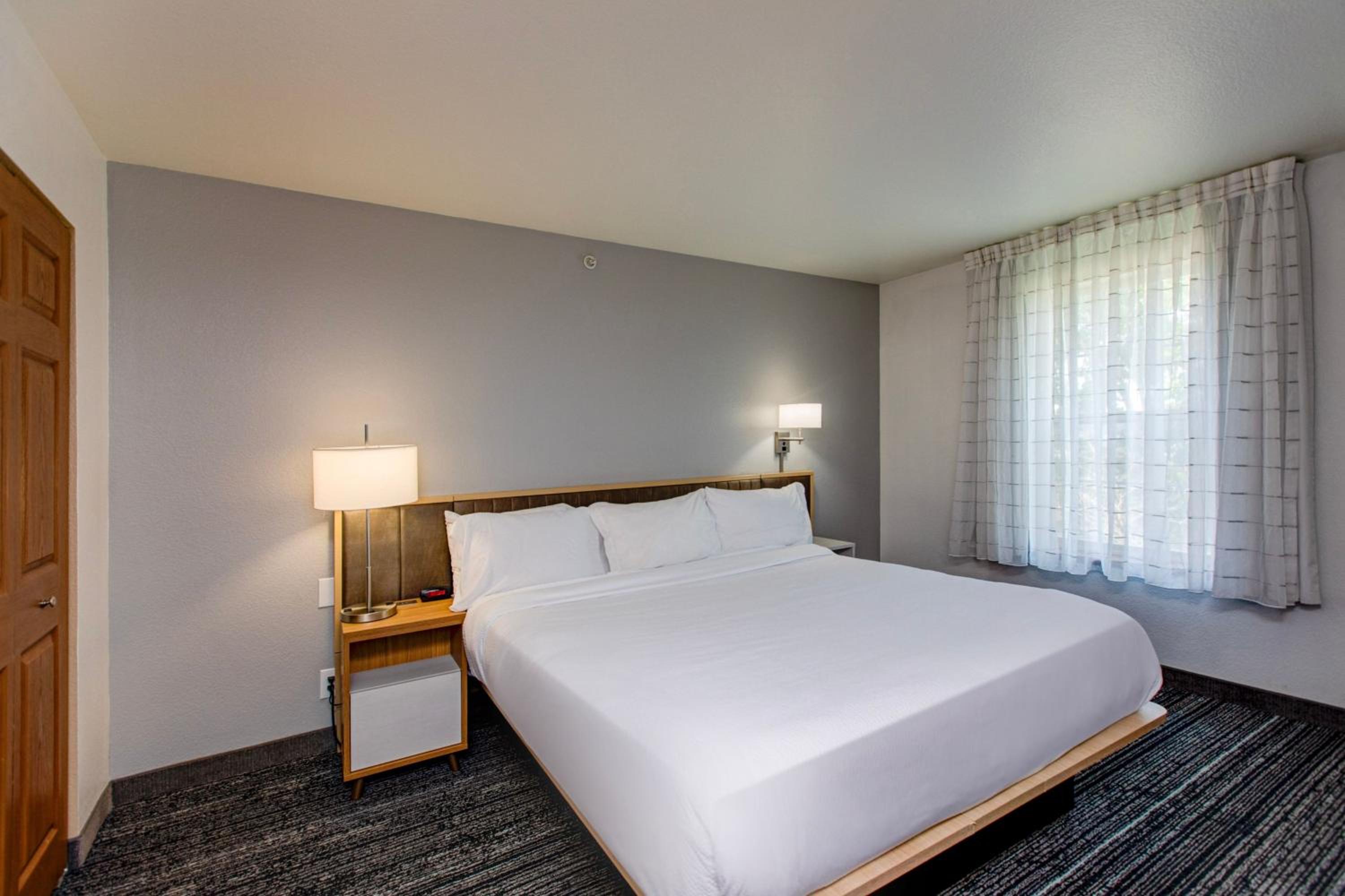 Two-Bedroom Queen Suite - Photo 2