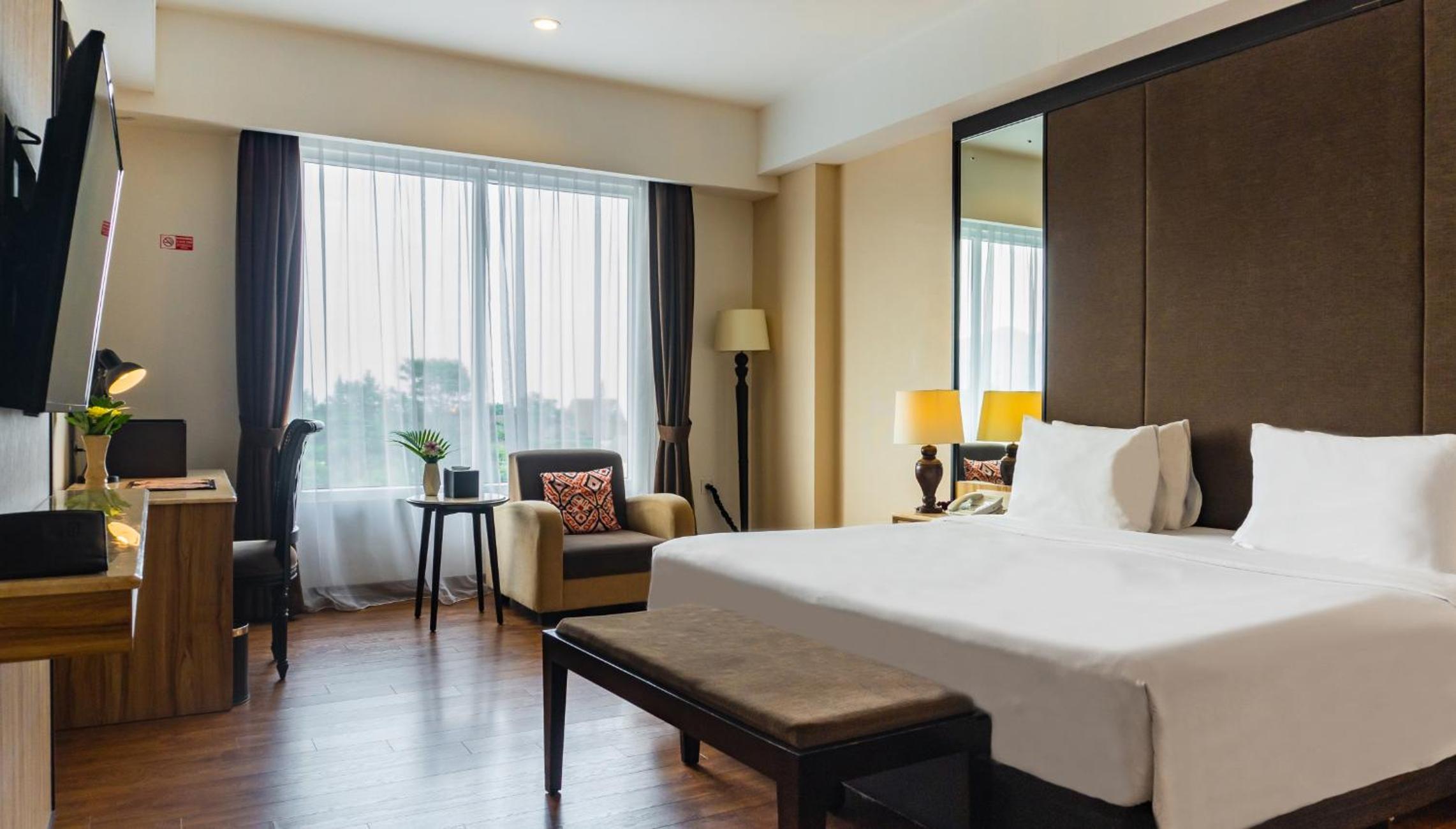 Deluxe King Room - Photo 1