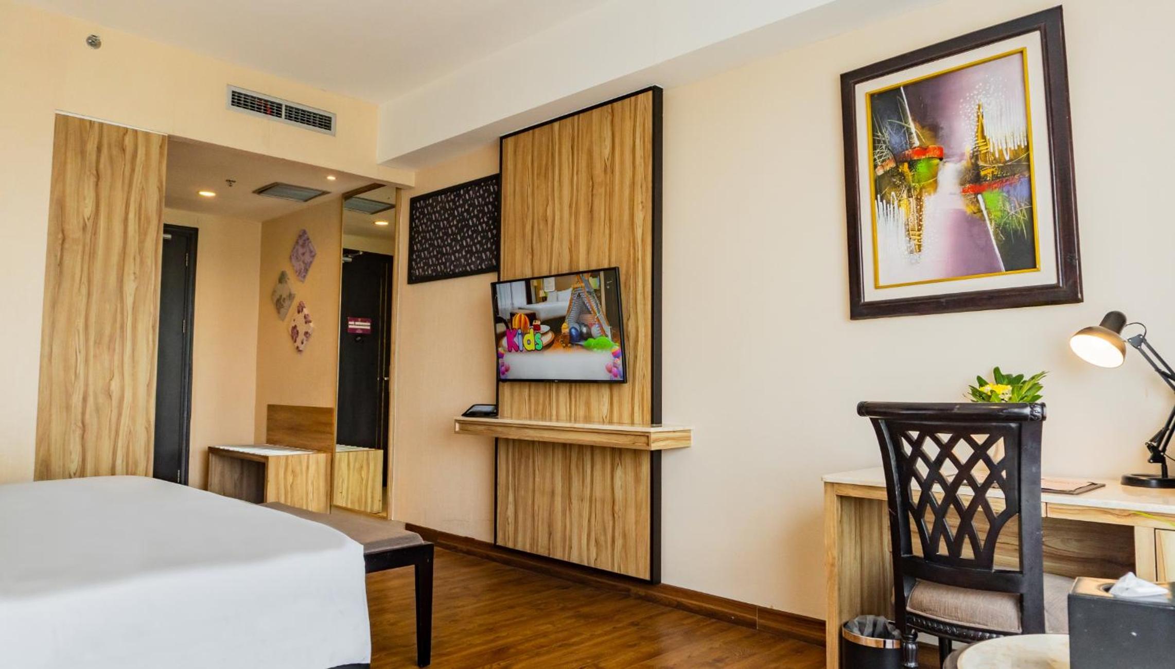 Deluxe King Room - Photo 2