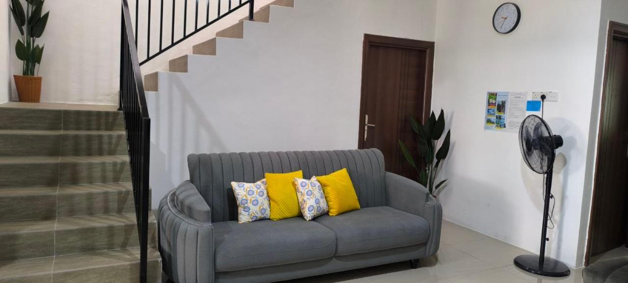 Five-Bedroom House photo 2