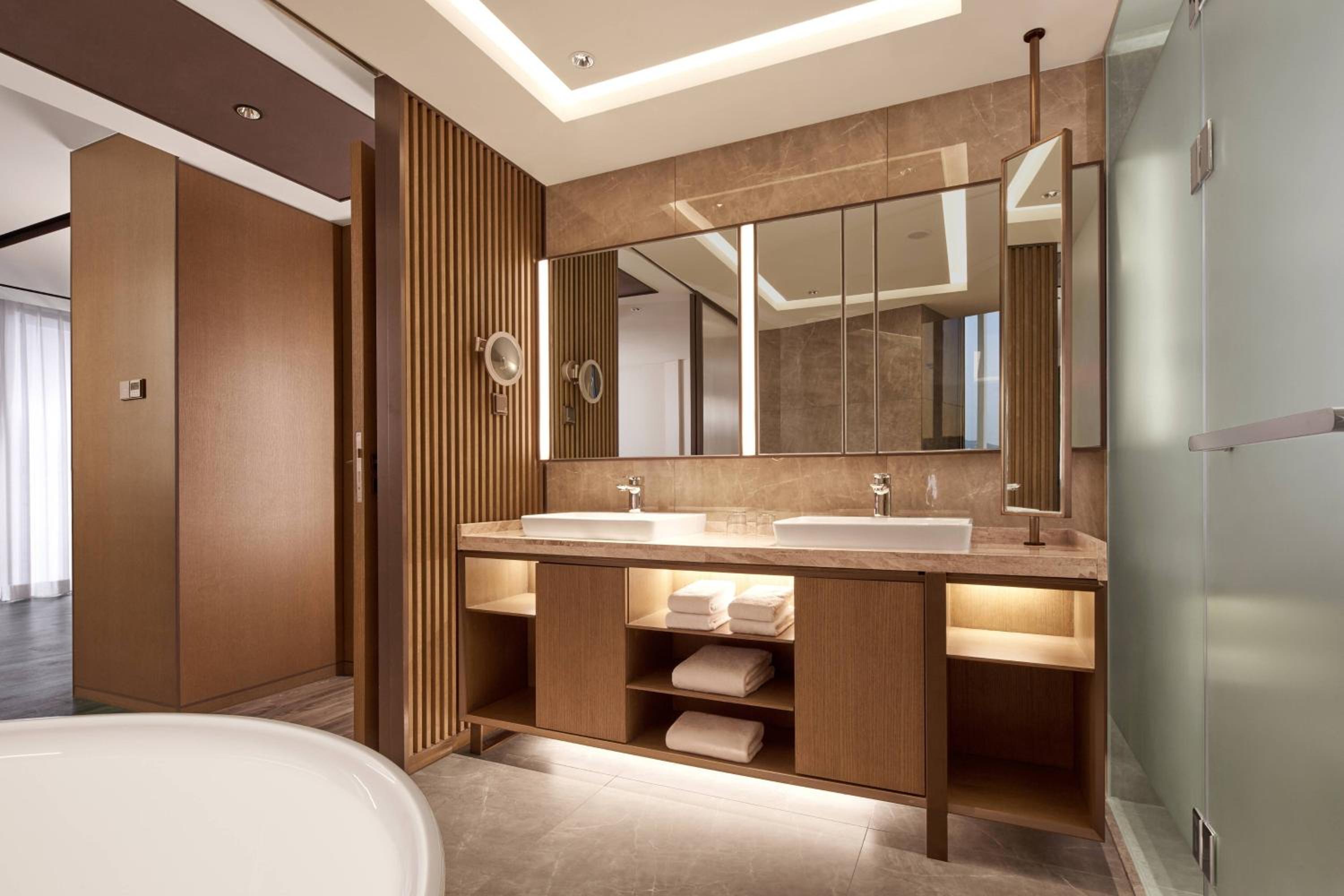 Presidential King Suite - M Club Lounge Access