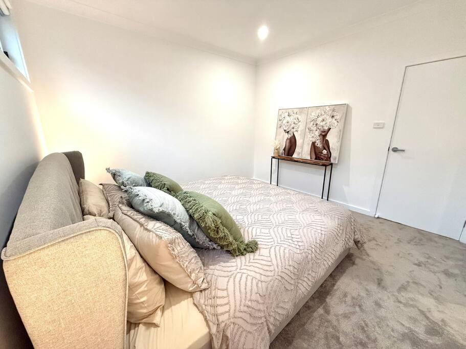 Six-Bedroom House photo 2