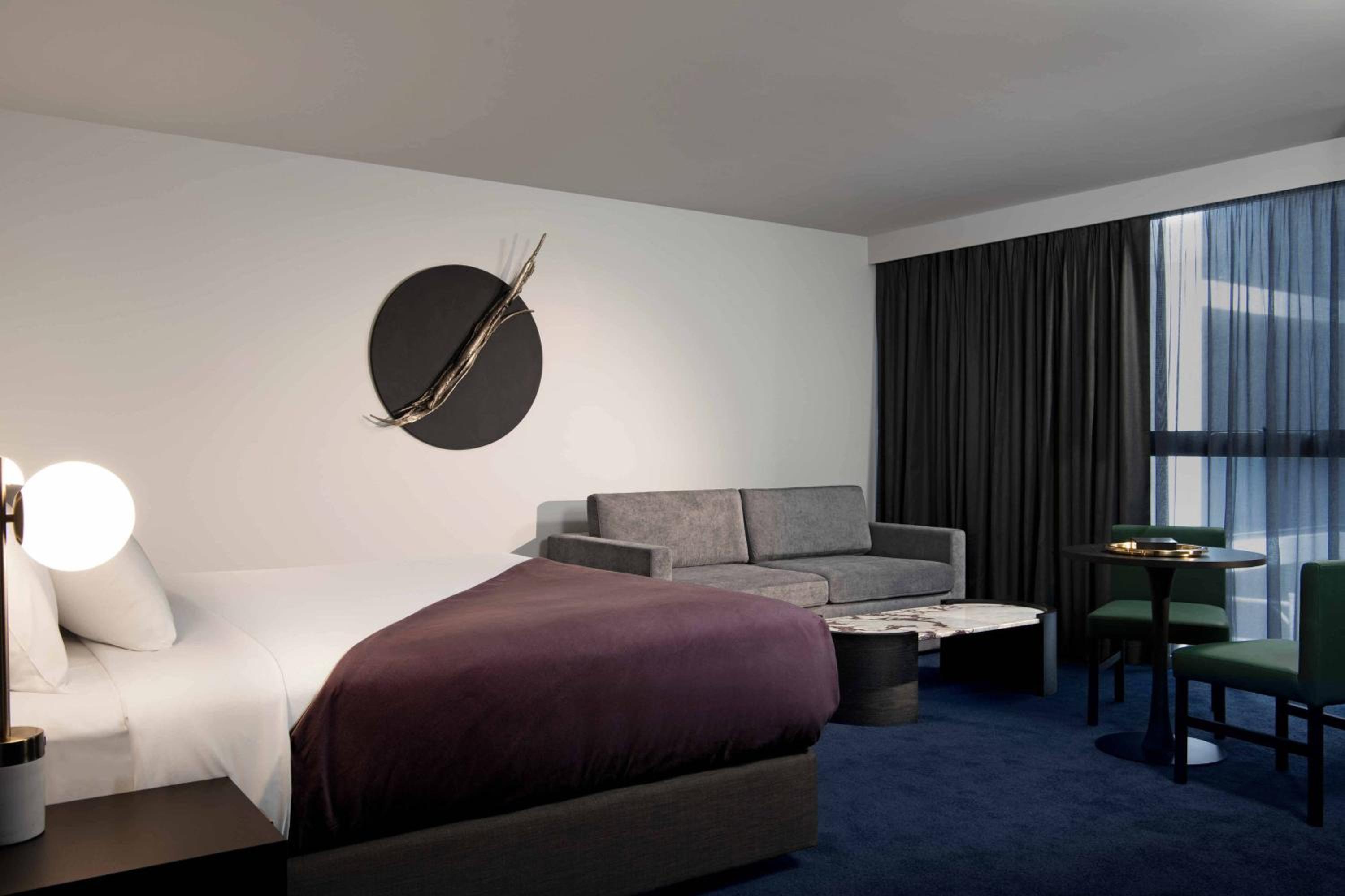 Midnight Junior Suite, Deluxe Guest room, 1 King, Sofa bed - Photo 1