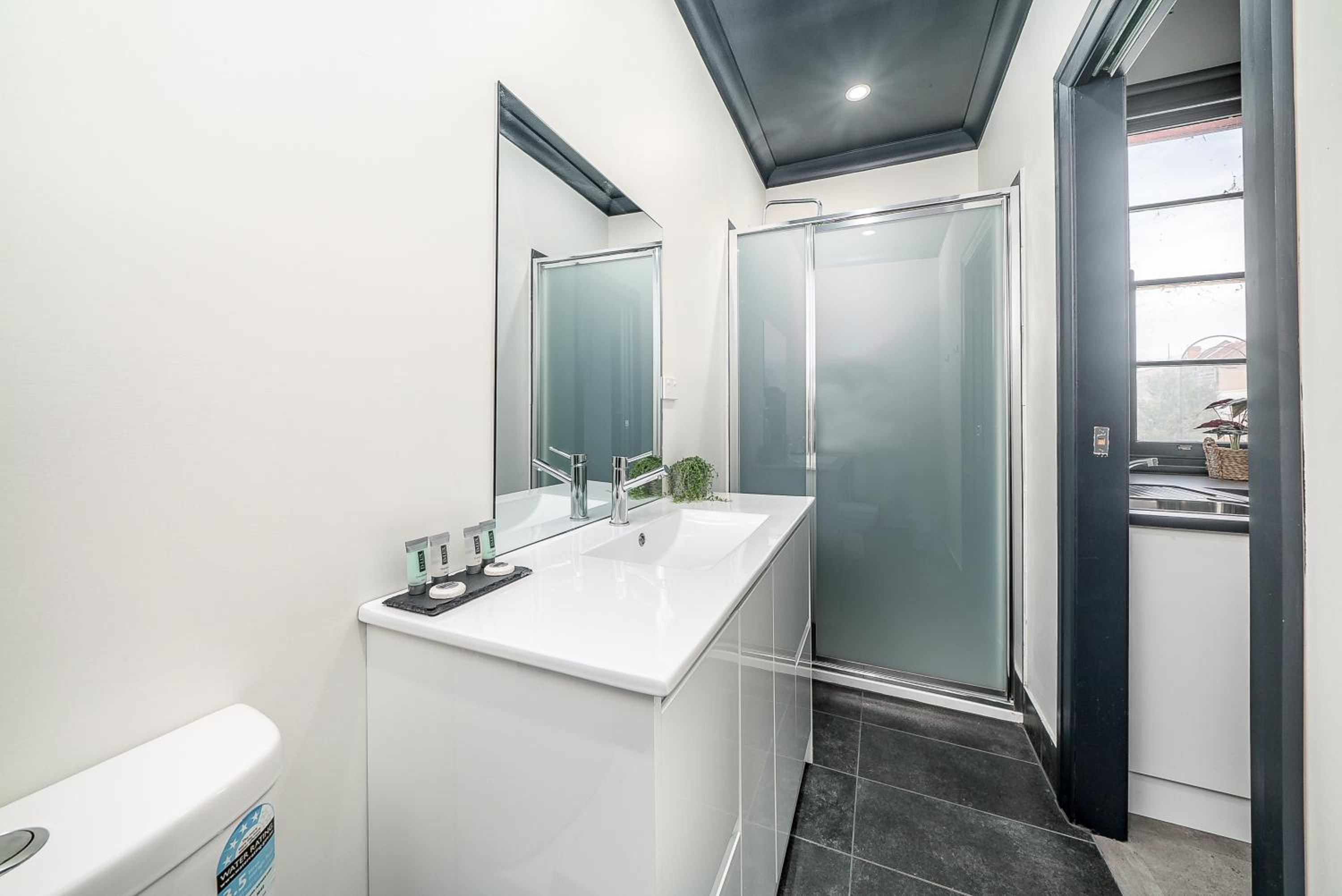 Two-Bedroom Deluxe Apartment photo 2