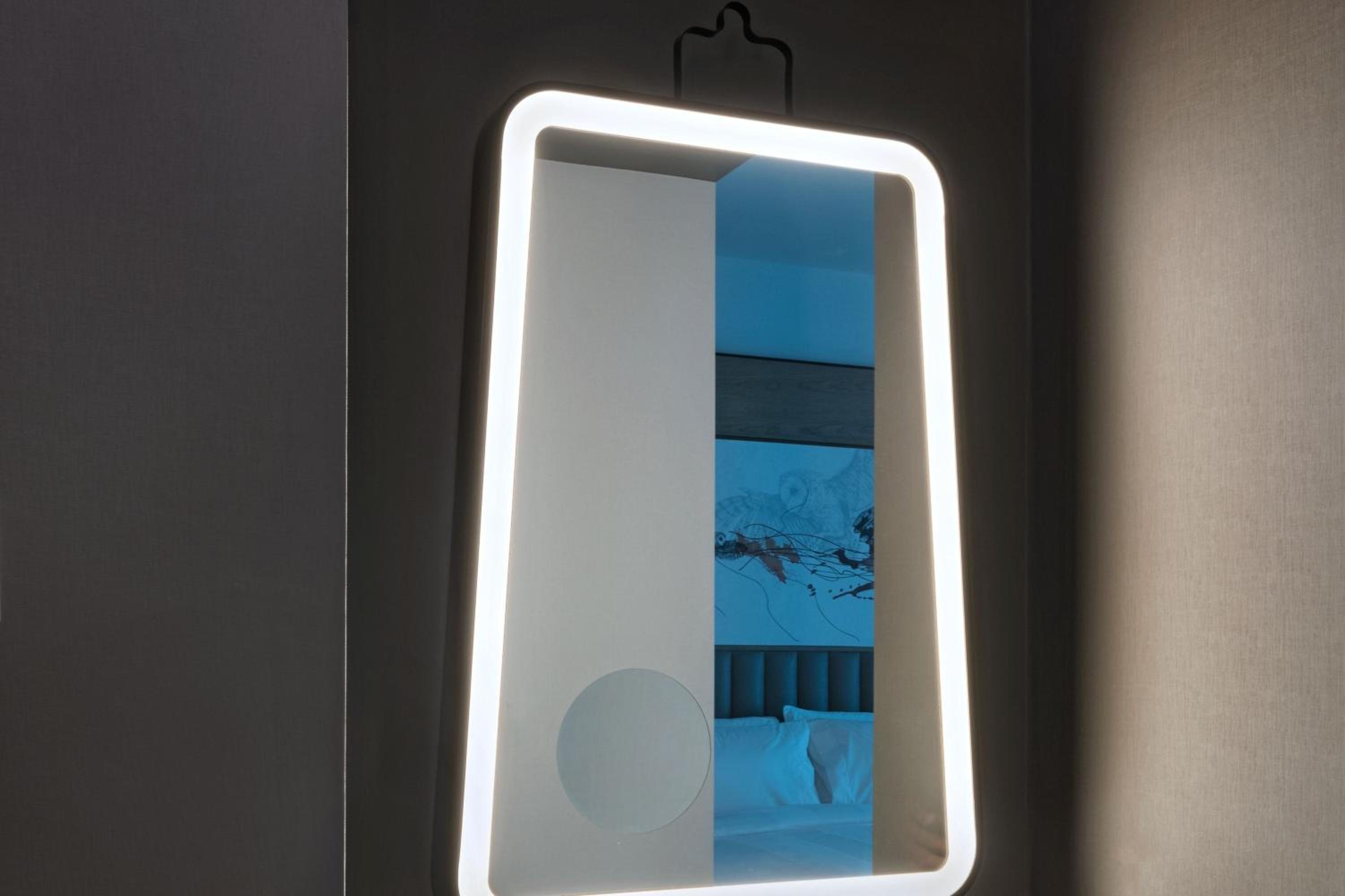 King Room with Roll-in Shower - Mobility Accessible thumbnail 5