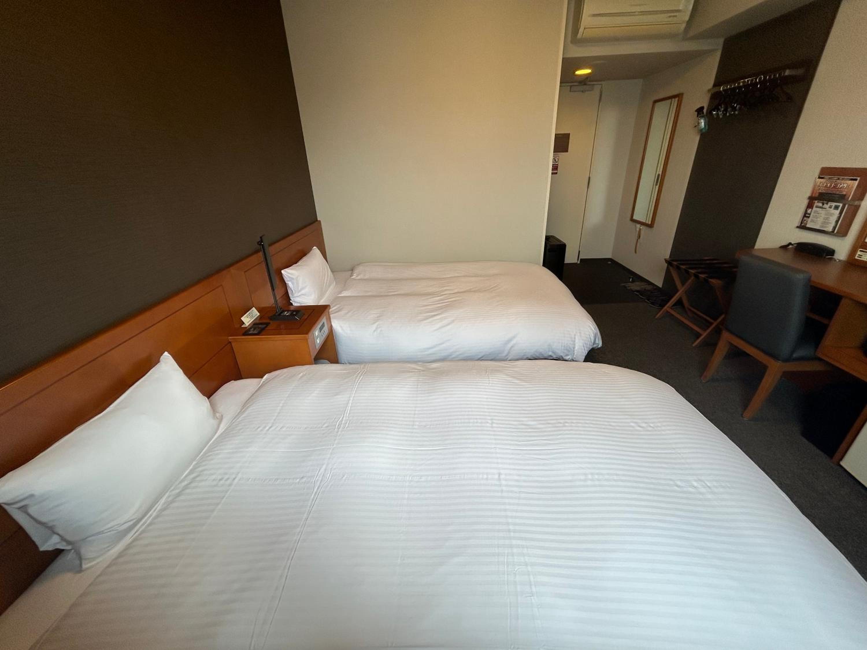 Twin Room - Smoking - Photo 2