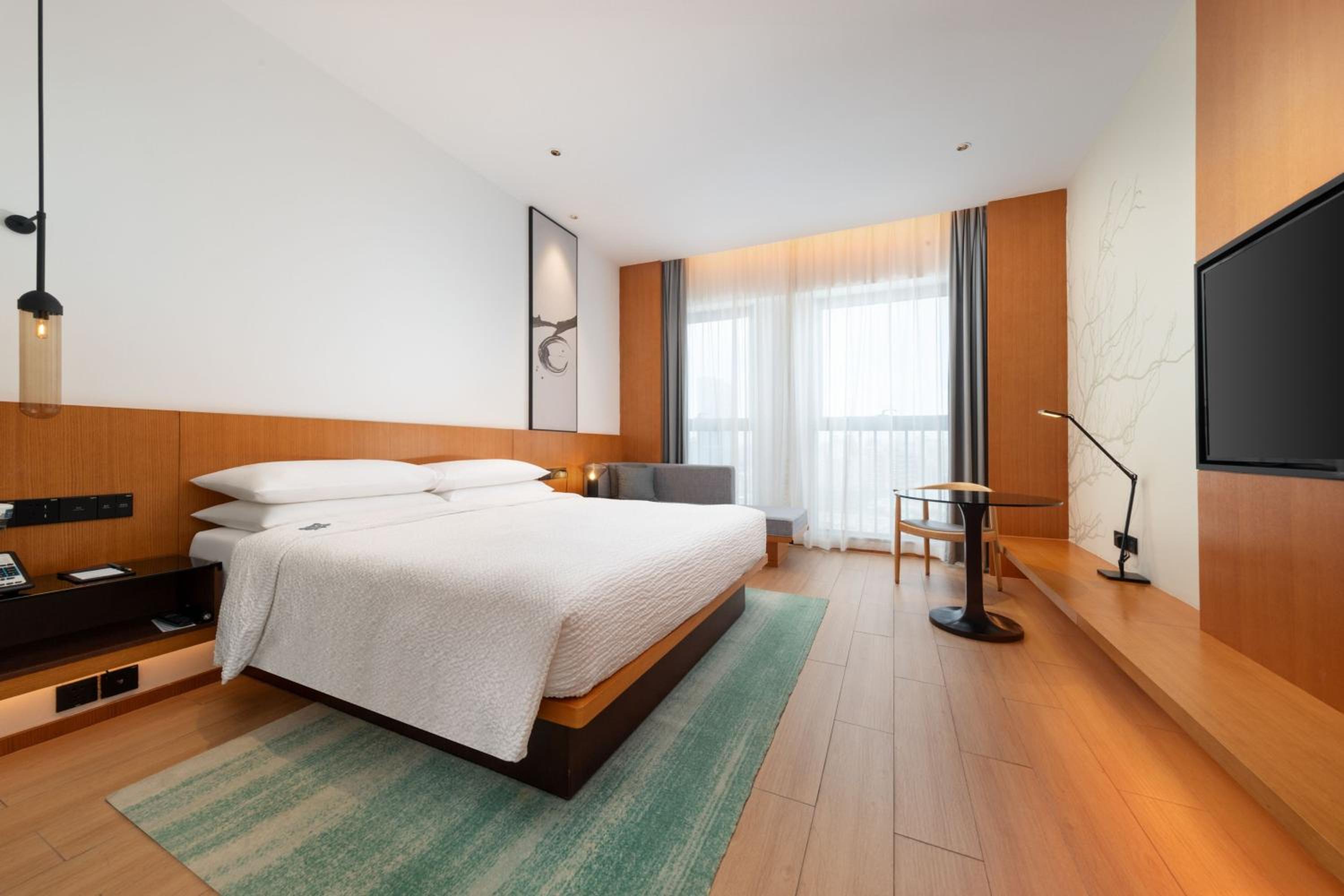 Deluxe Guest room, 1 King - Photo 5