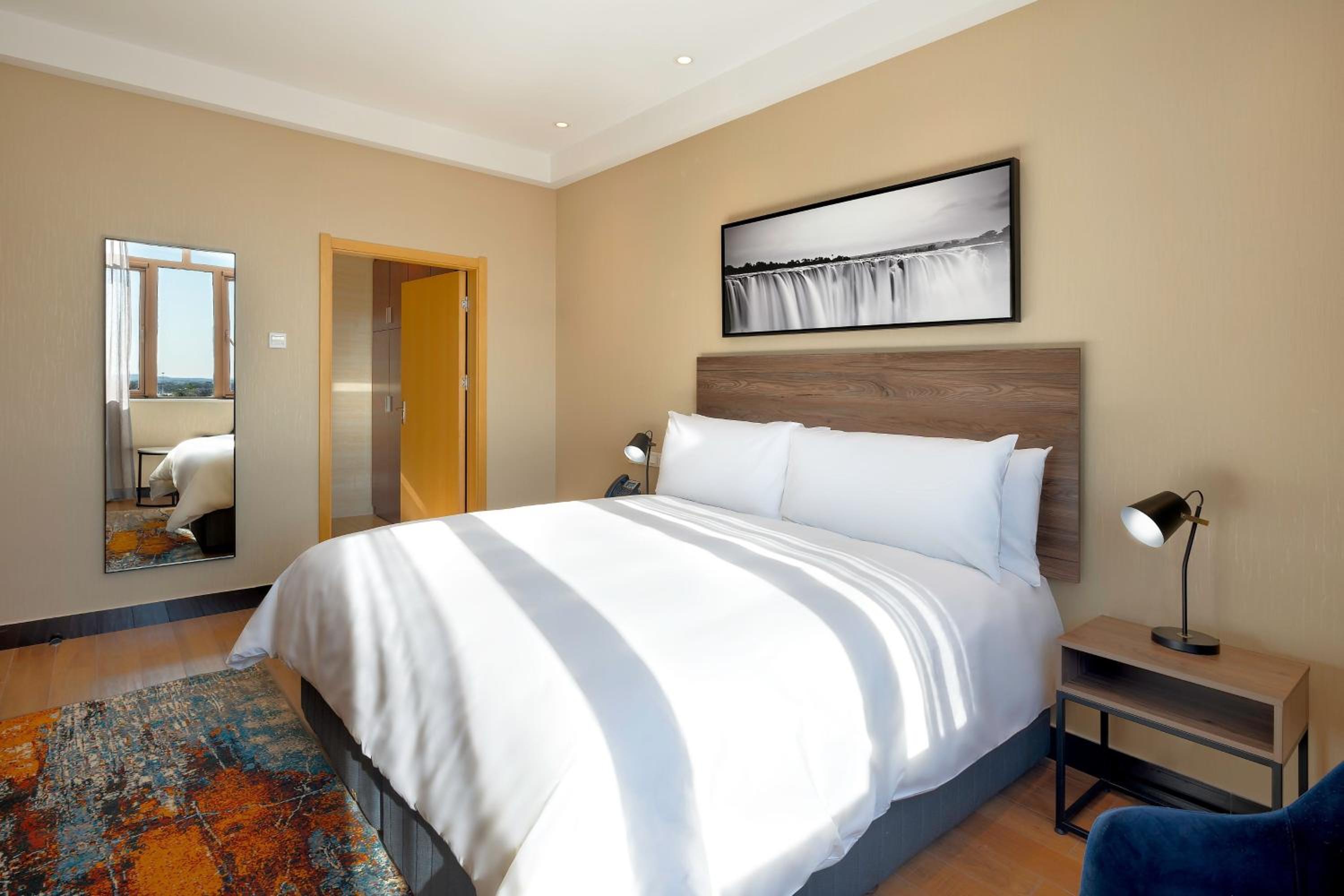 One-Bedroom King Suite with Garden View - Photo 2