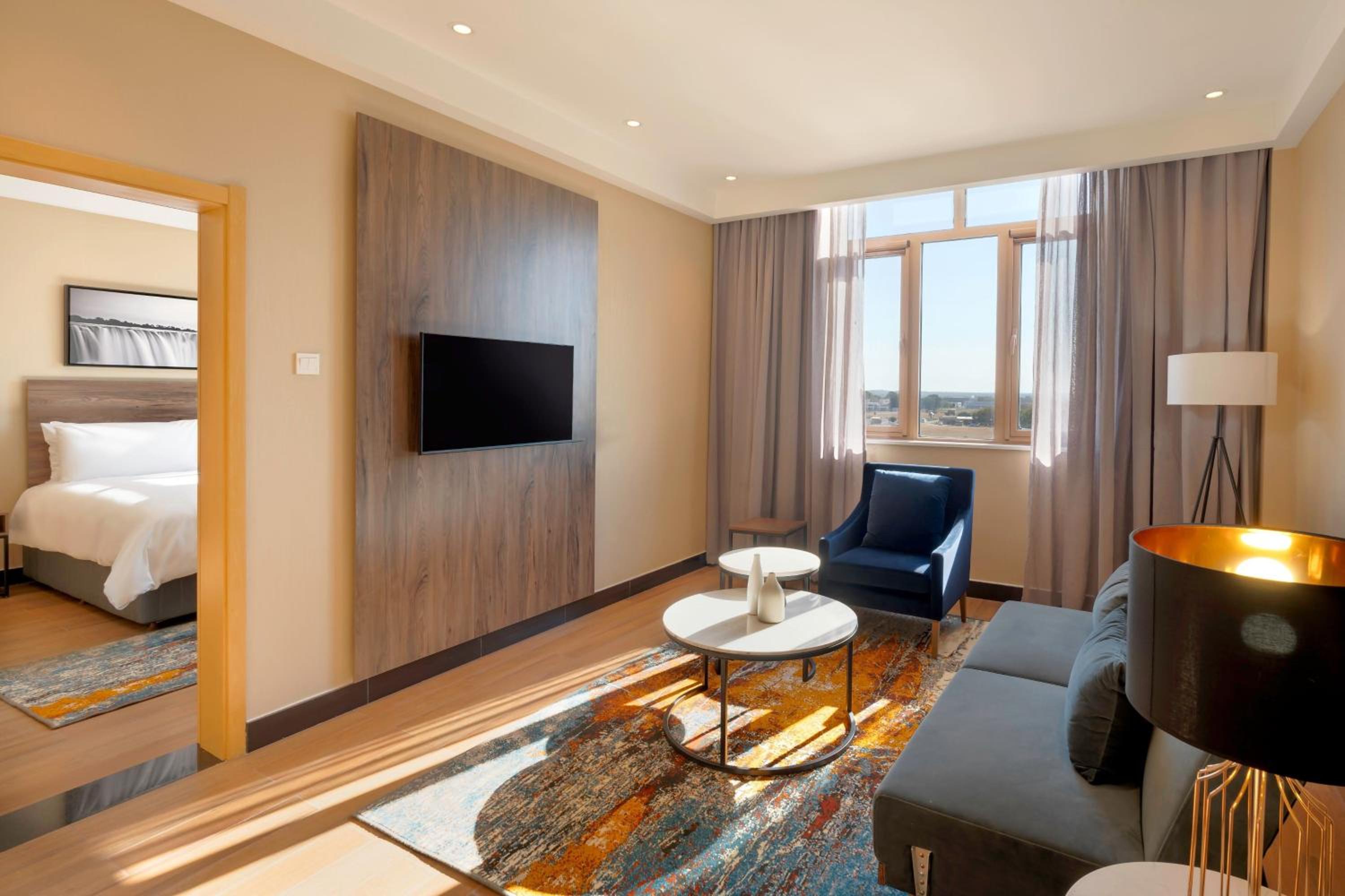 One-Bedroom King Suite with Garden View - Photo 4