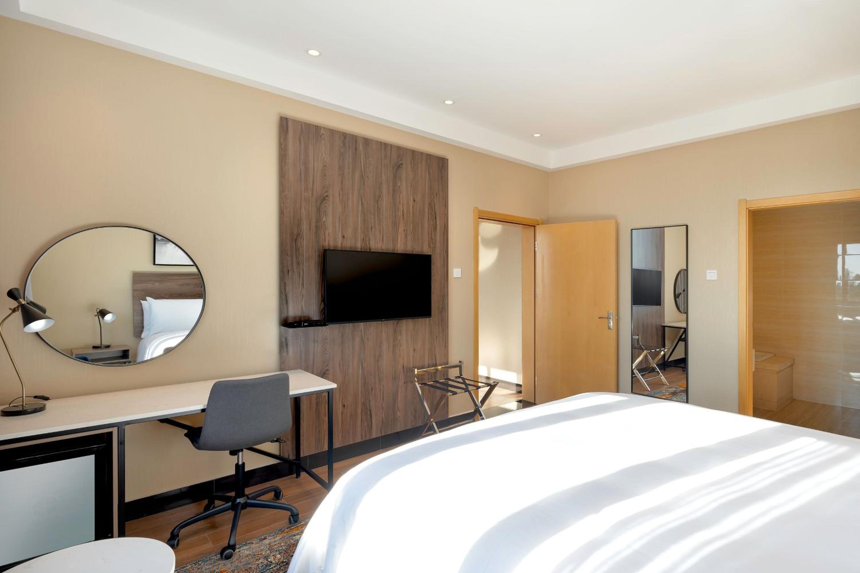 One-Bedroom King Suite with Garden View - Photo 5