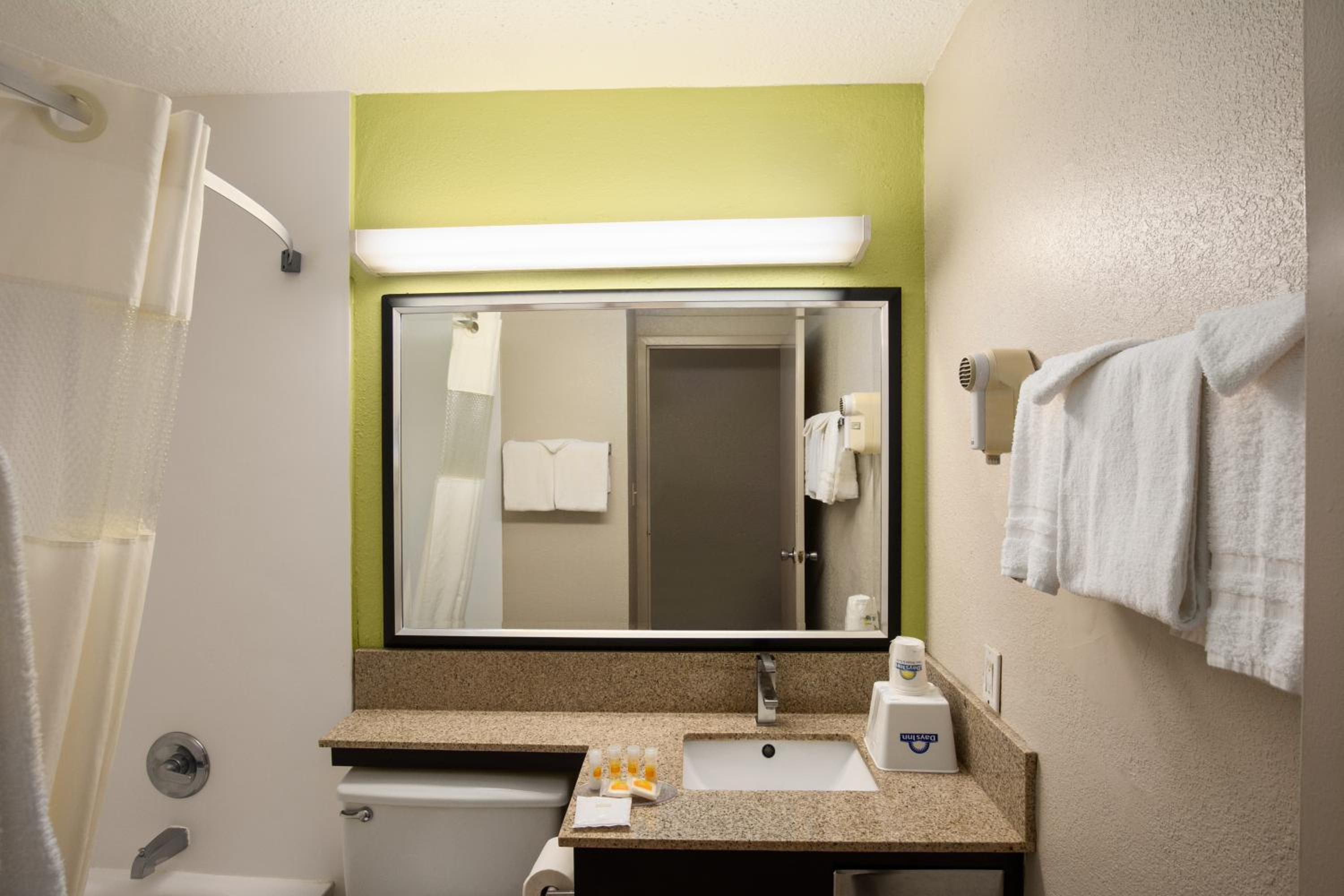 King Room - Non-Smoking - Photo 4