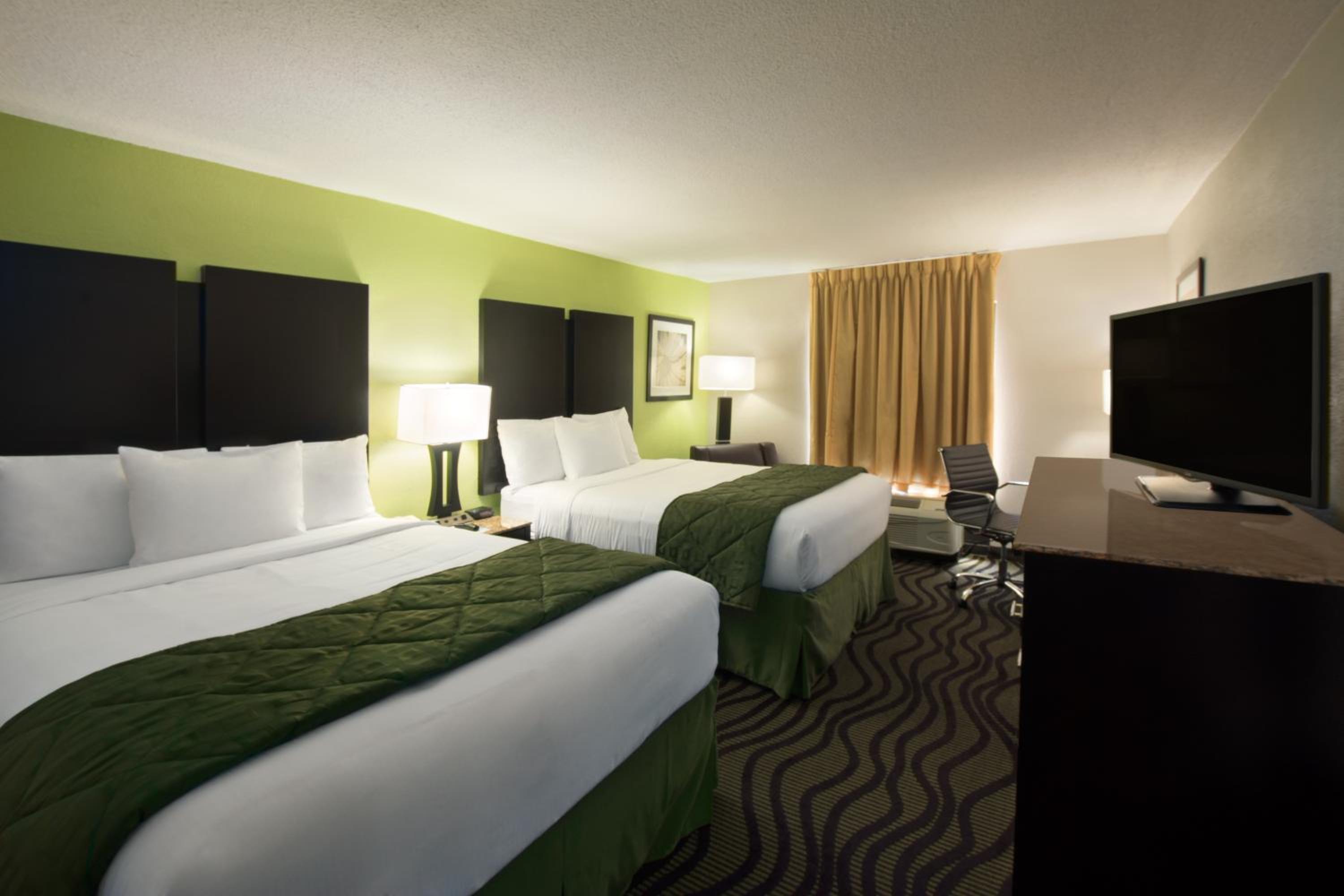 Queen Room with Two Queen Beds - Non-Smoking - Photo 3
