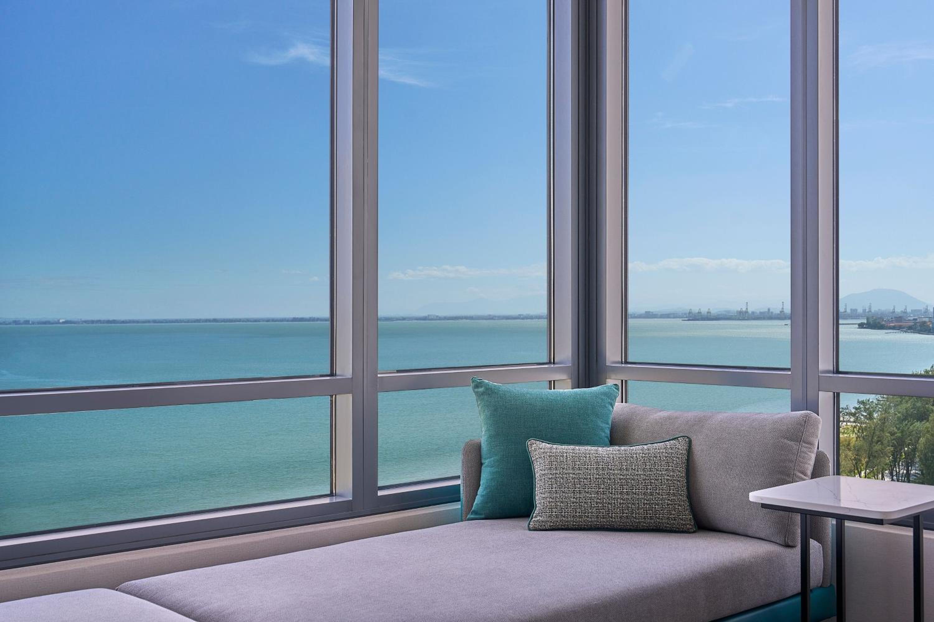 Club Level King Room with Sea View - Photo 6