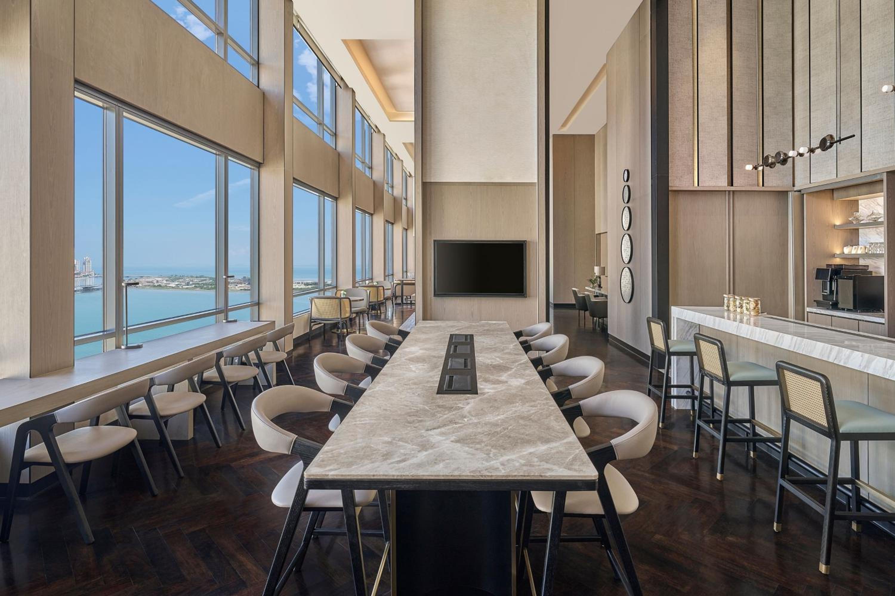Club Level King Room with Sea View - Photo 12