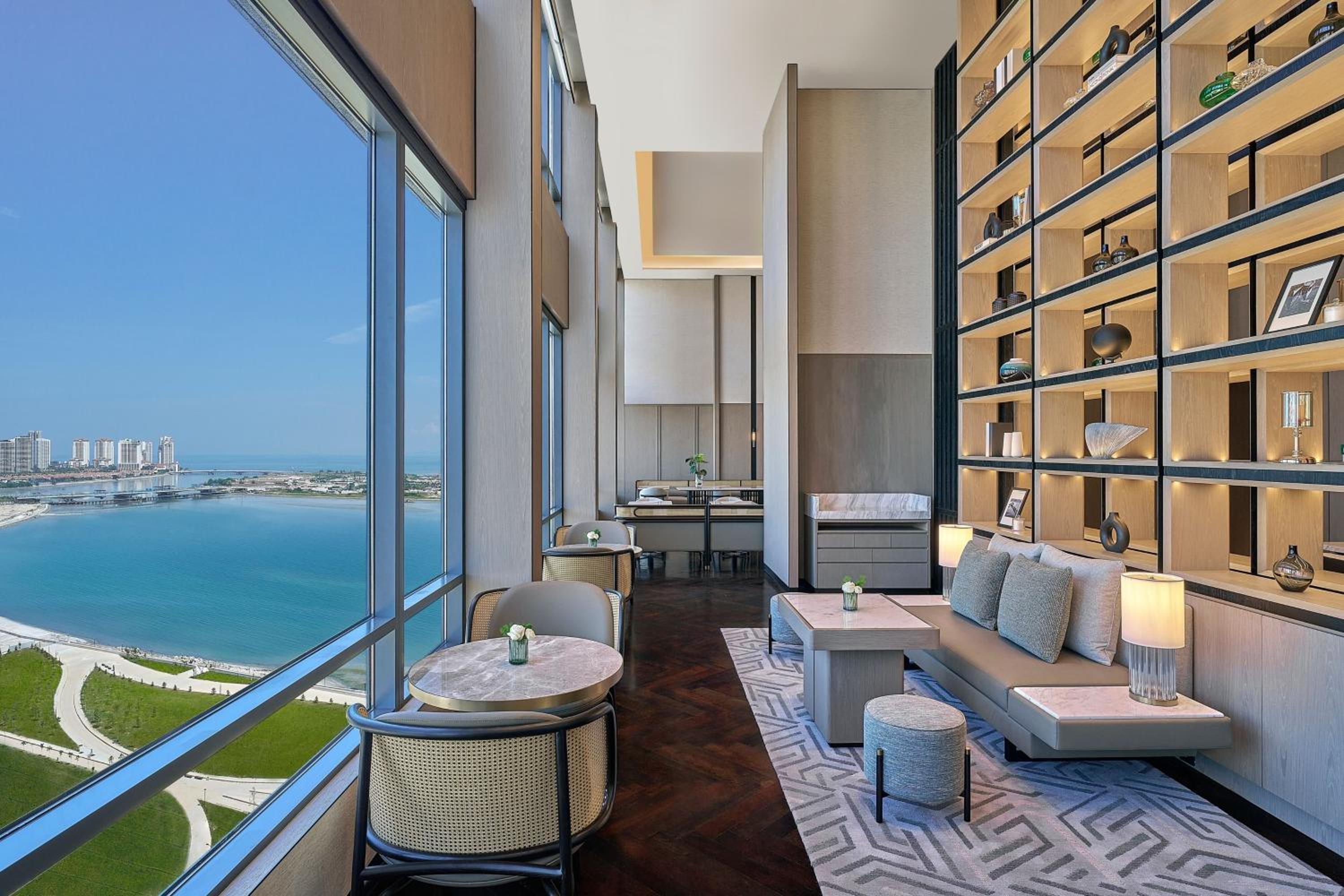 Club Level King Room with Sea View - Photo 11