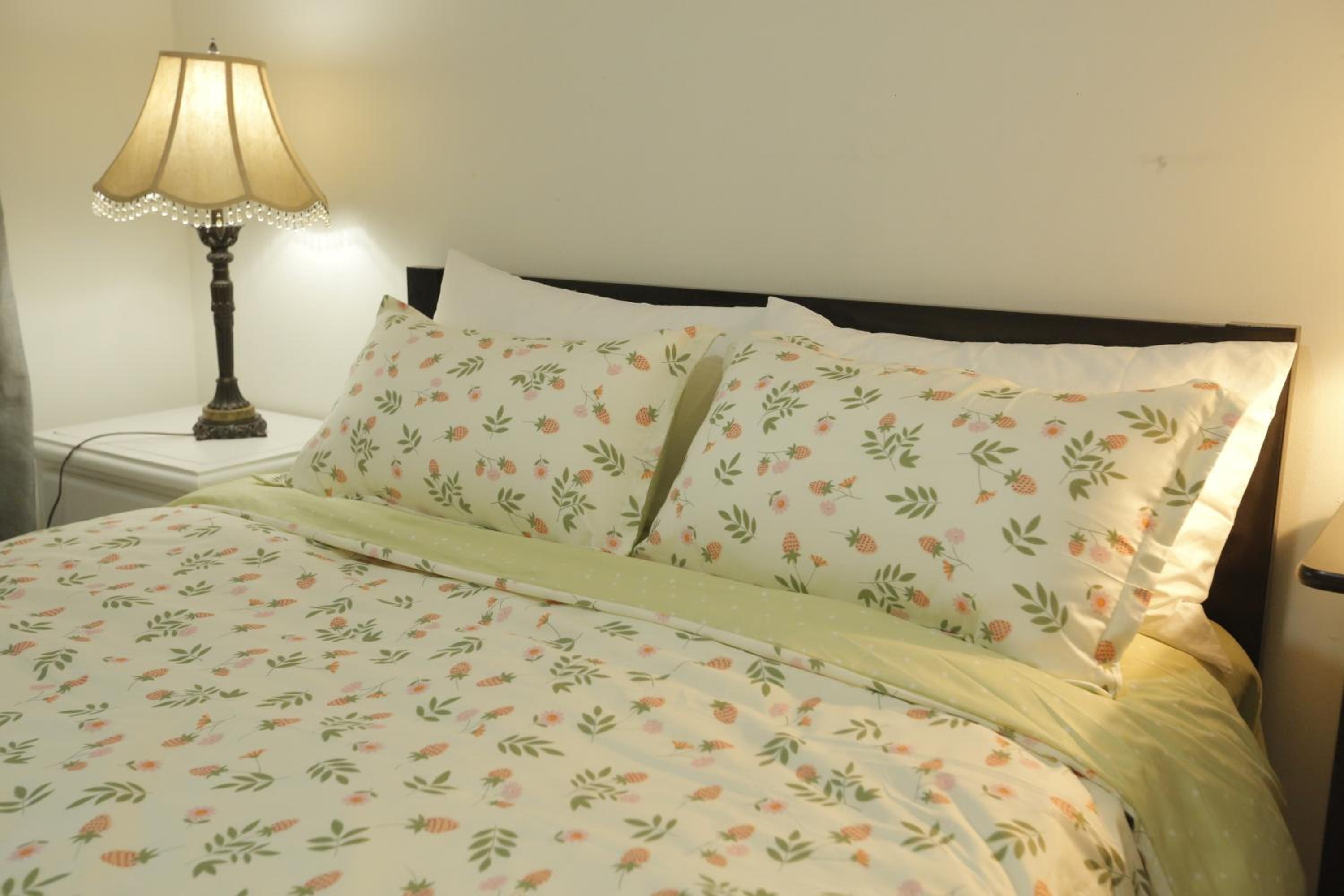 Queen Room With Shared Bathroom photo 2