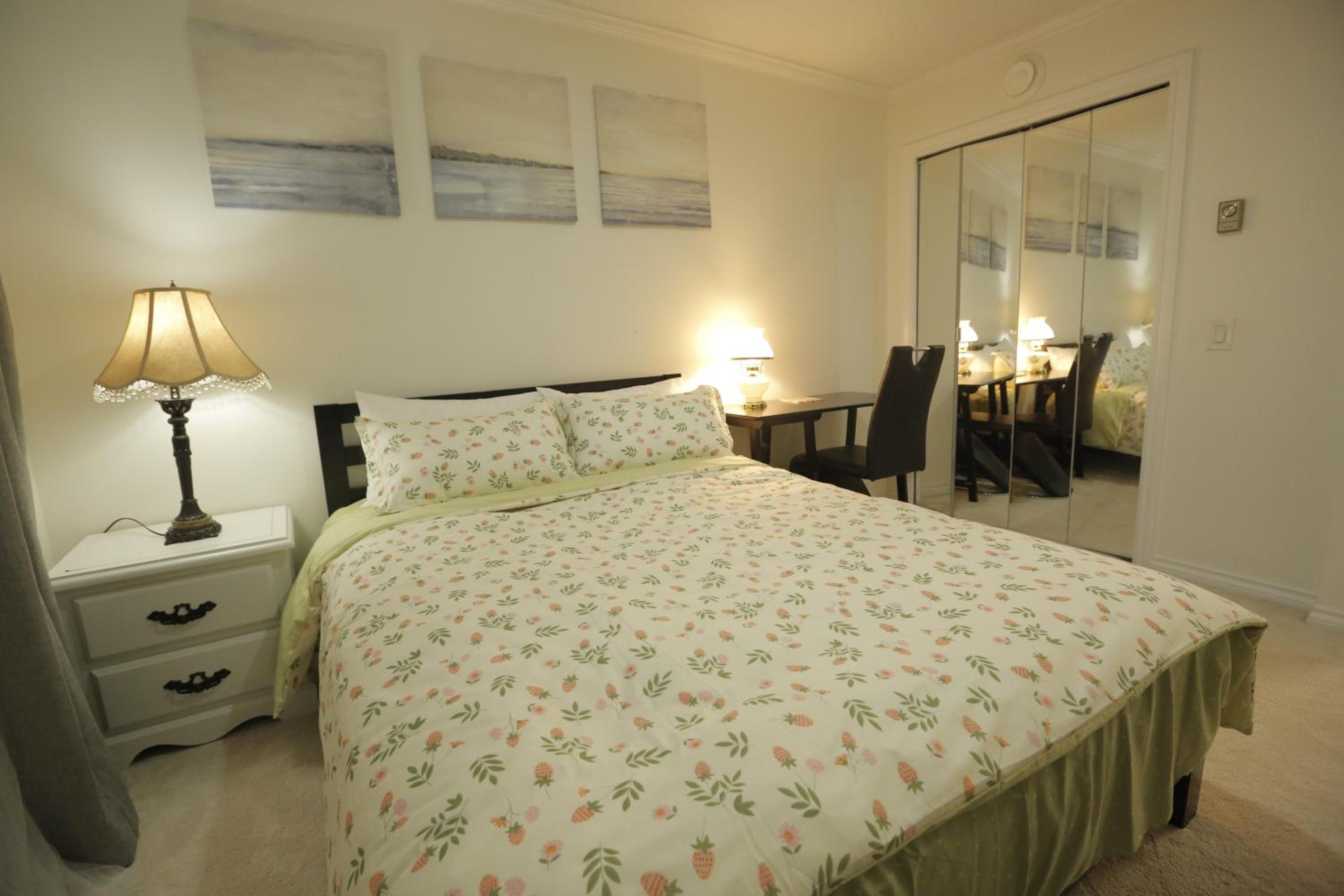 Queen Room With Shared Bathroom photo 1