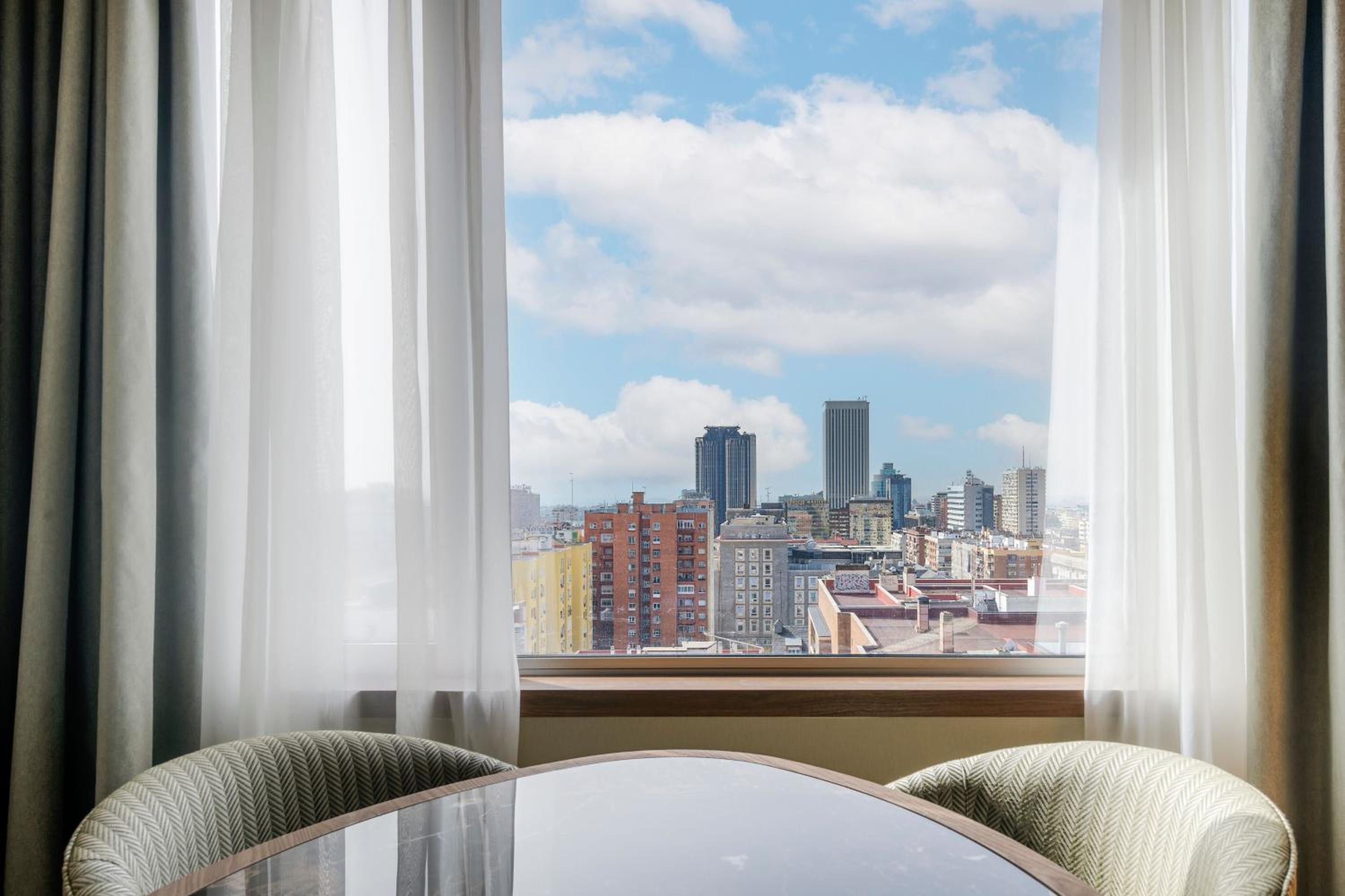 Premium Deluxe King Room - High Floor thumbnail 6