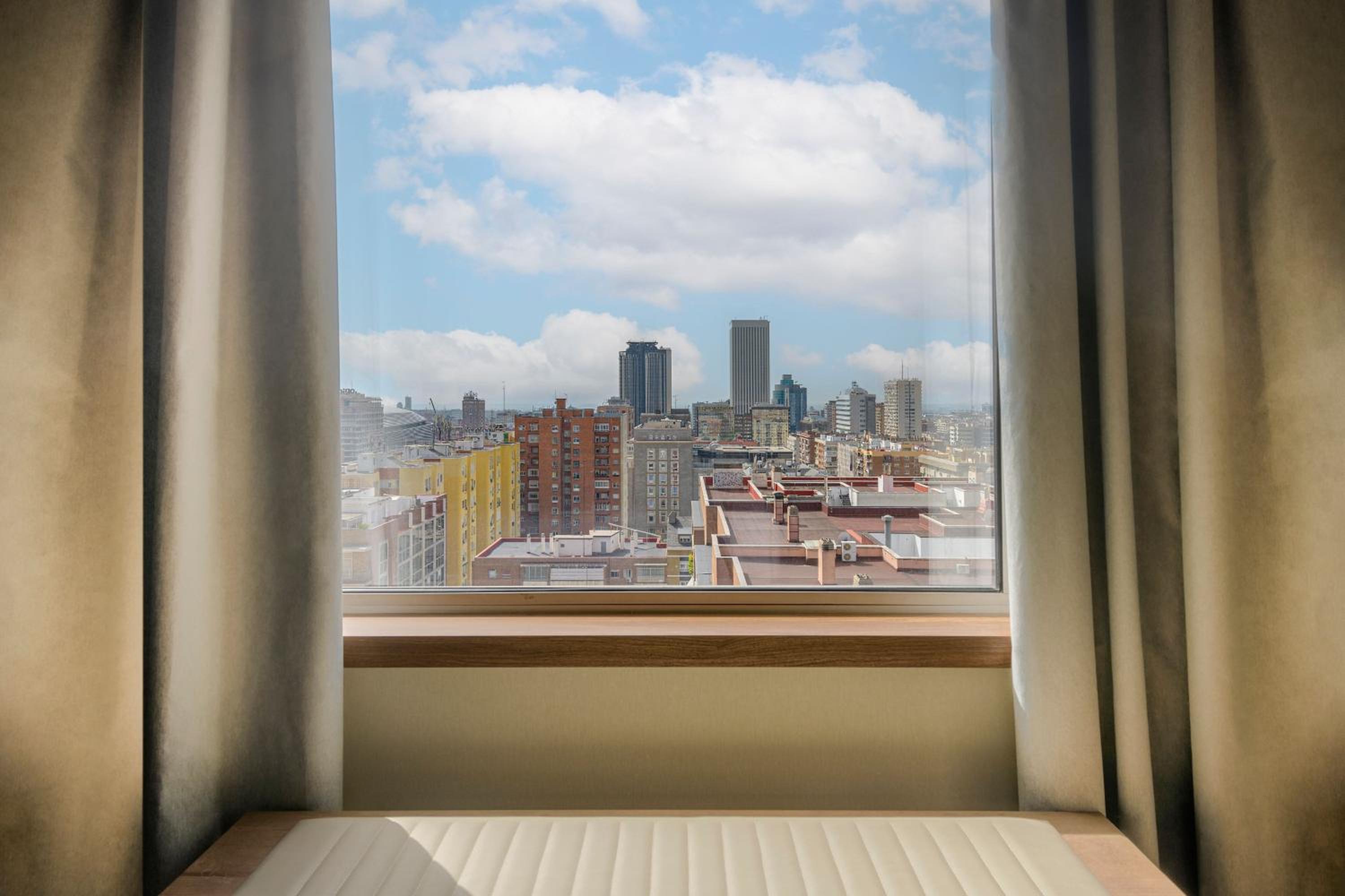 Premium Deluxe King Room - High Floor thumbnail 5