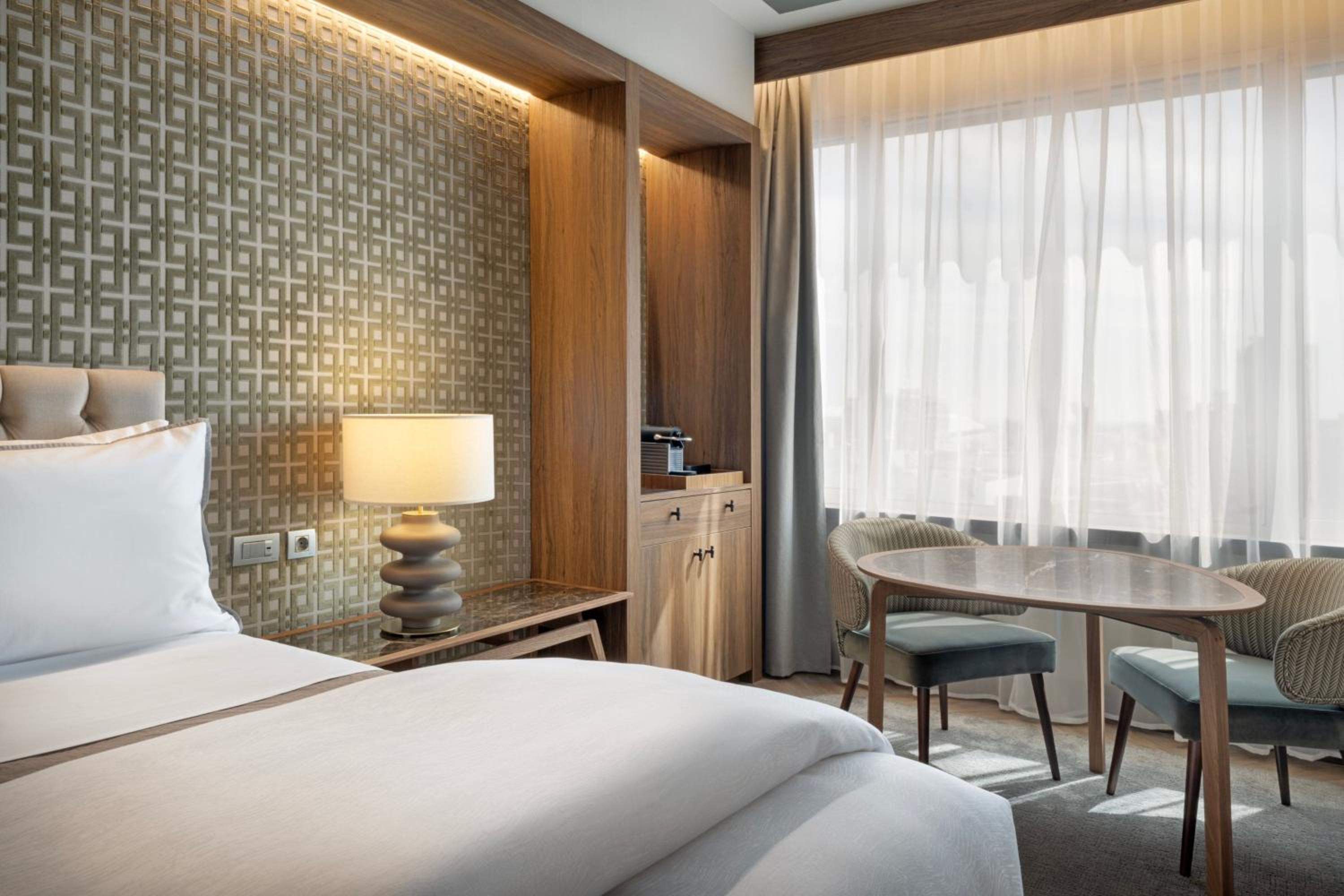 Deluxe King Room with City View - Photo 8