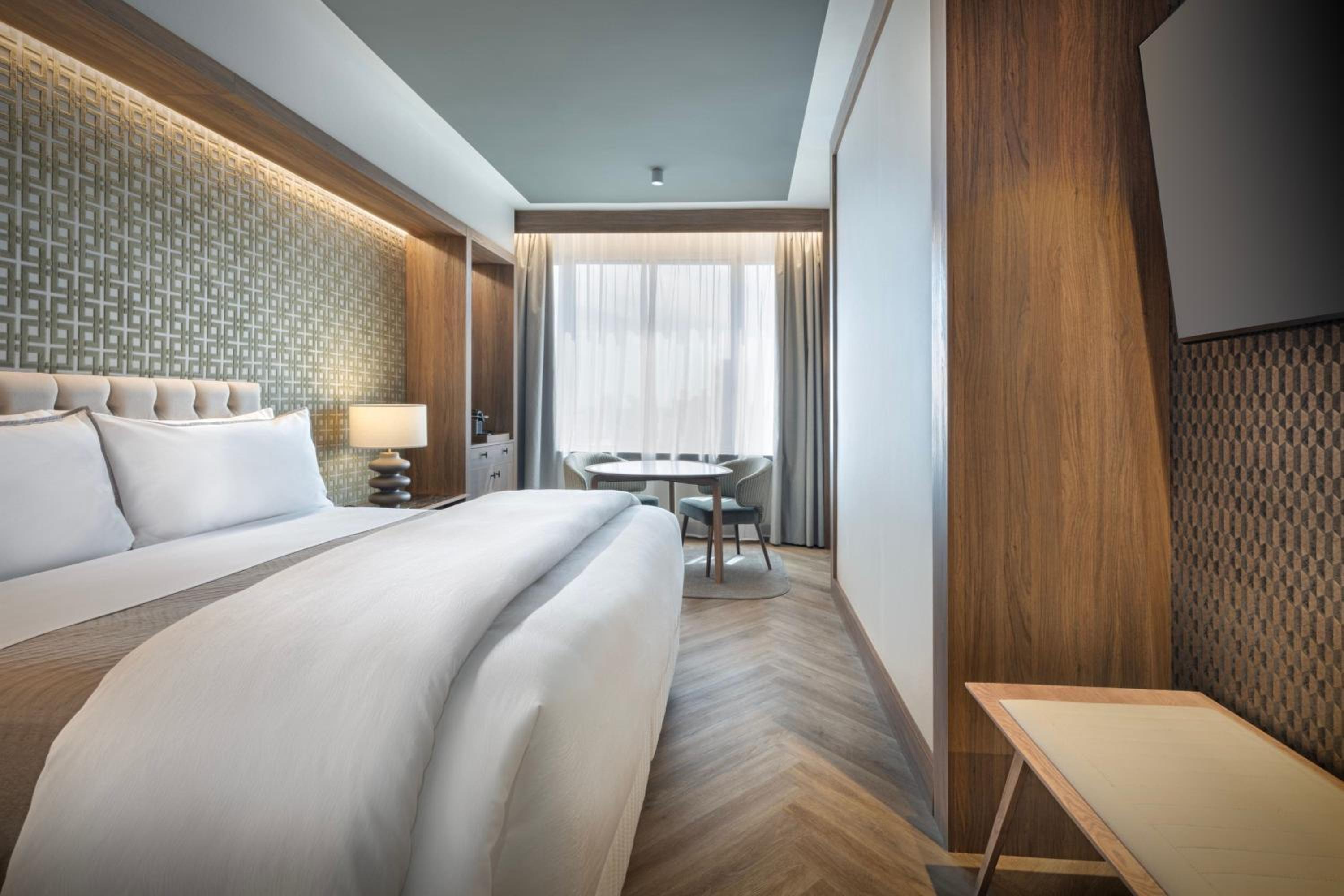 Deluxe King Room with City View