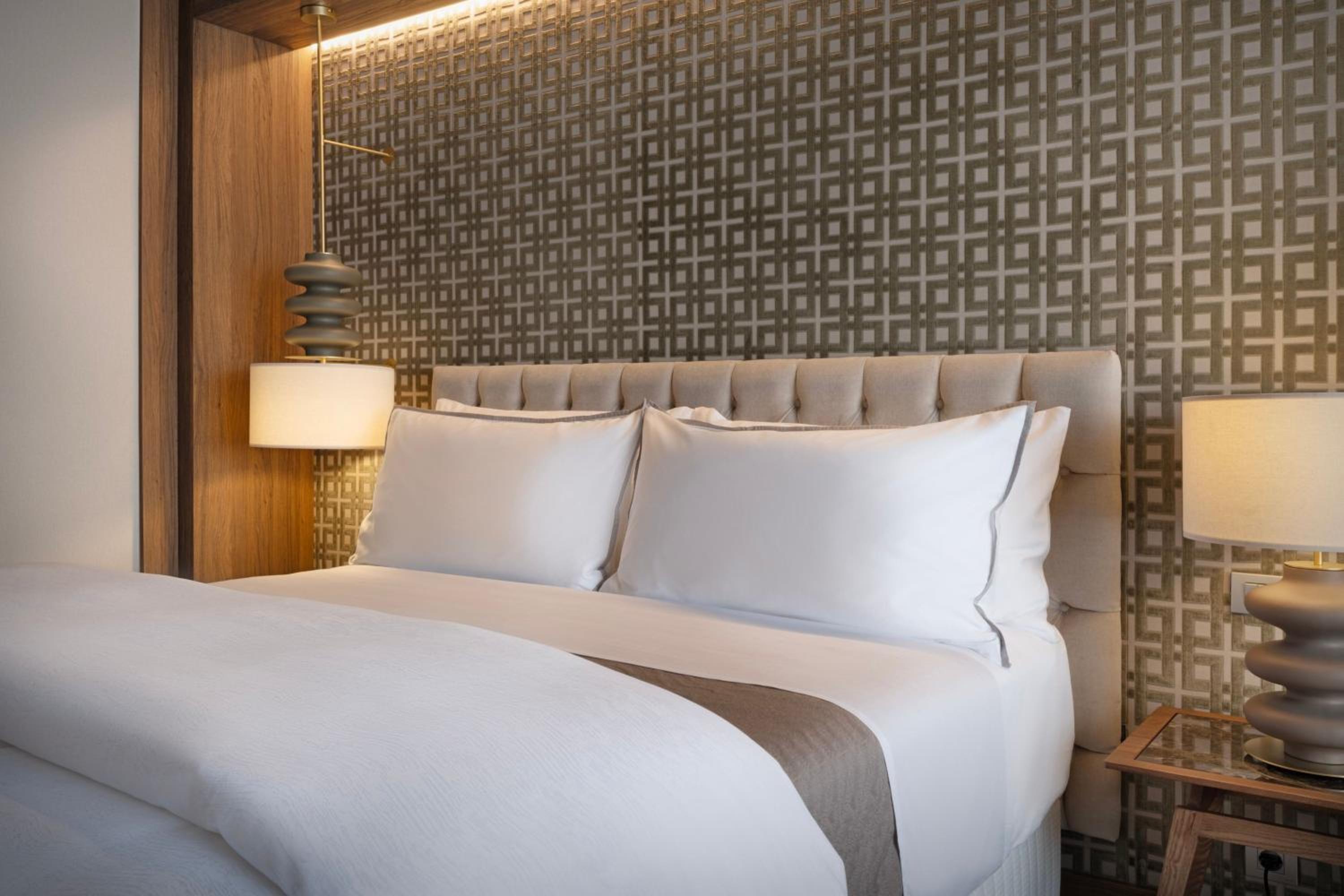 Deluxe King Room with City View thumbnail 5