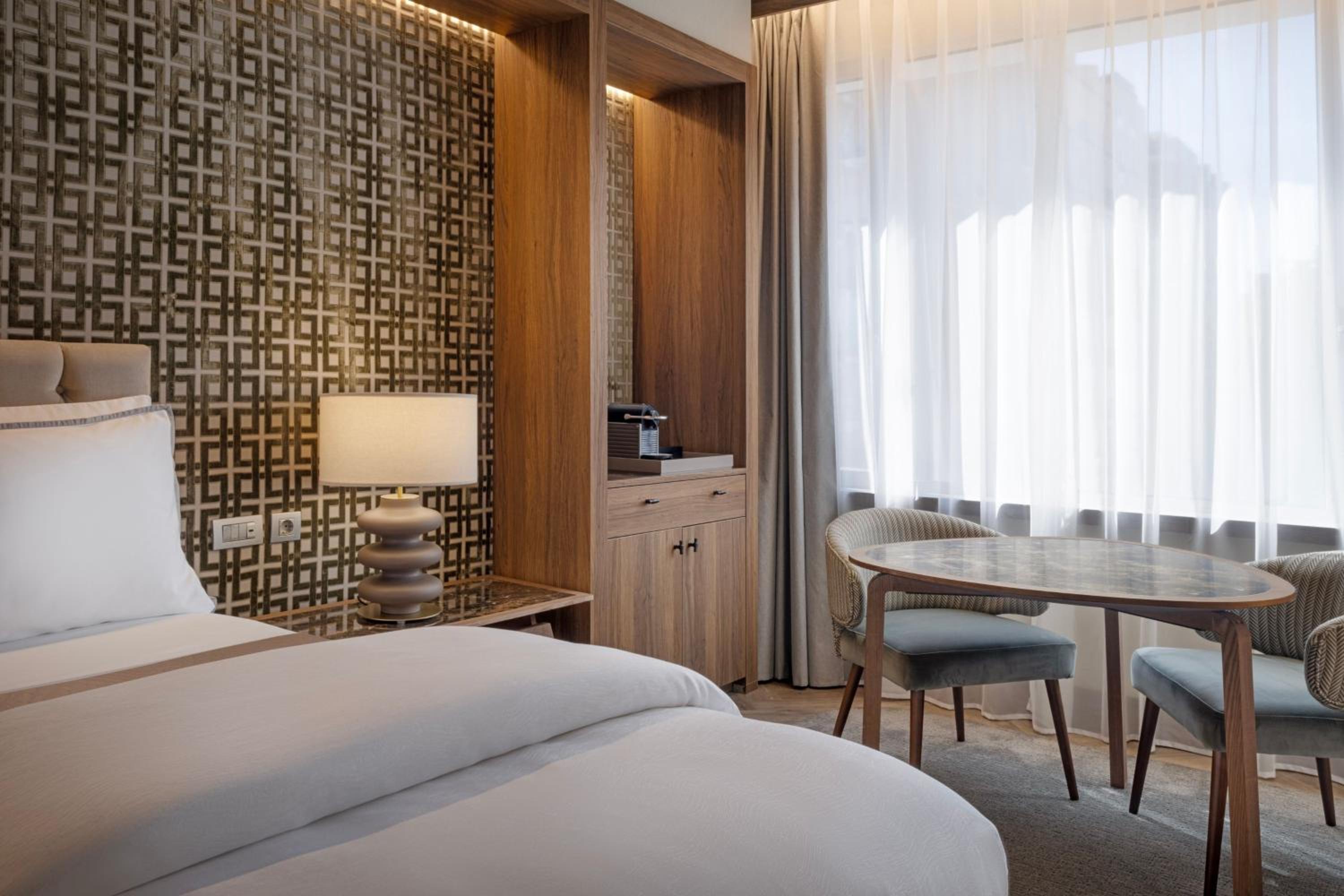 Deluxe Twin Room with City View - Photo 10