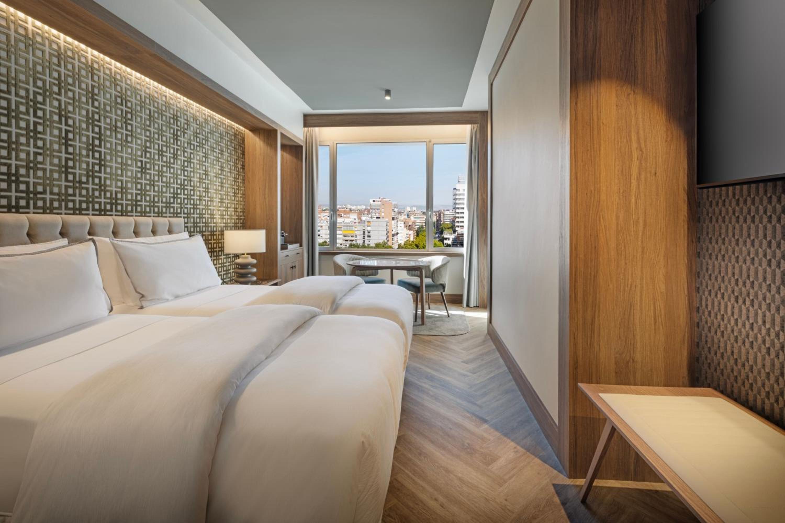 Deluxe Twin Room with City View - Photo 9