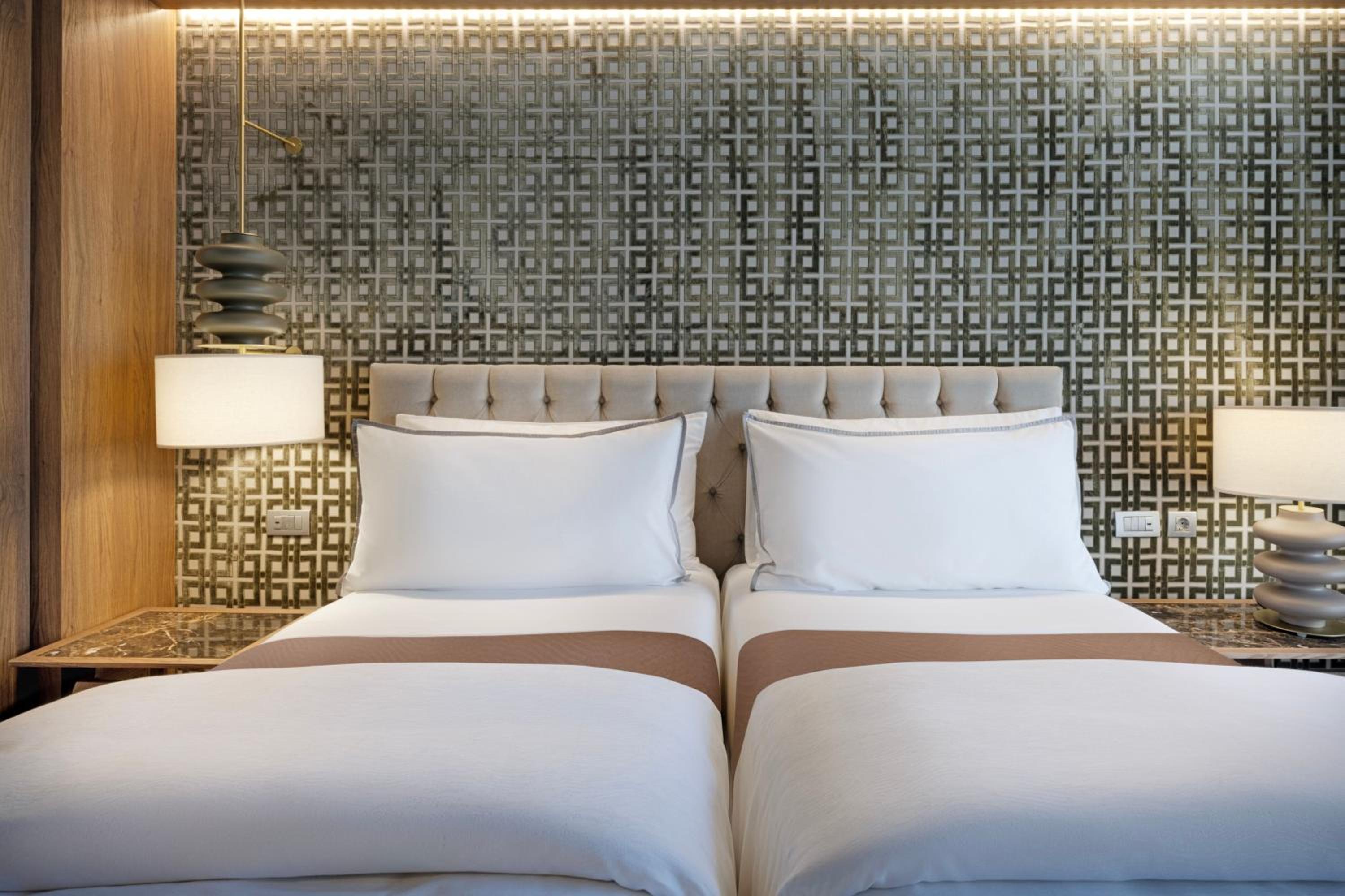 Deluxe Twin Room with City View - Photo 8