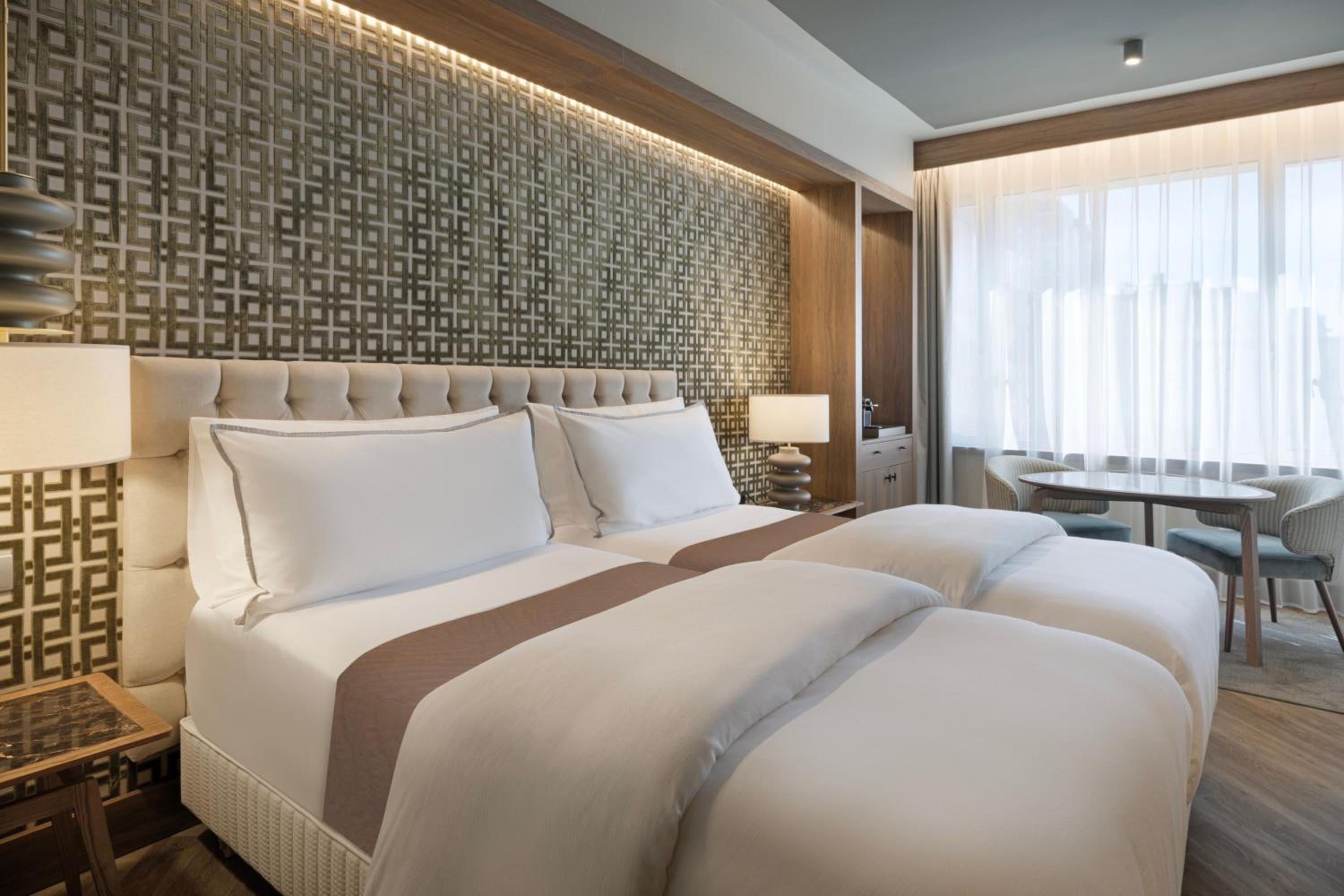 Deluxe Twin Room with City View thumbnail 6