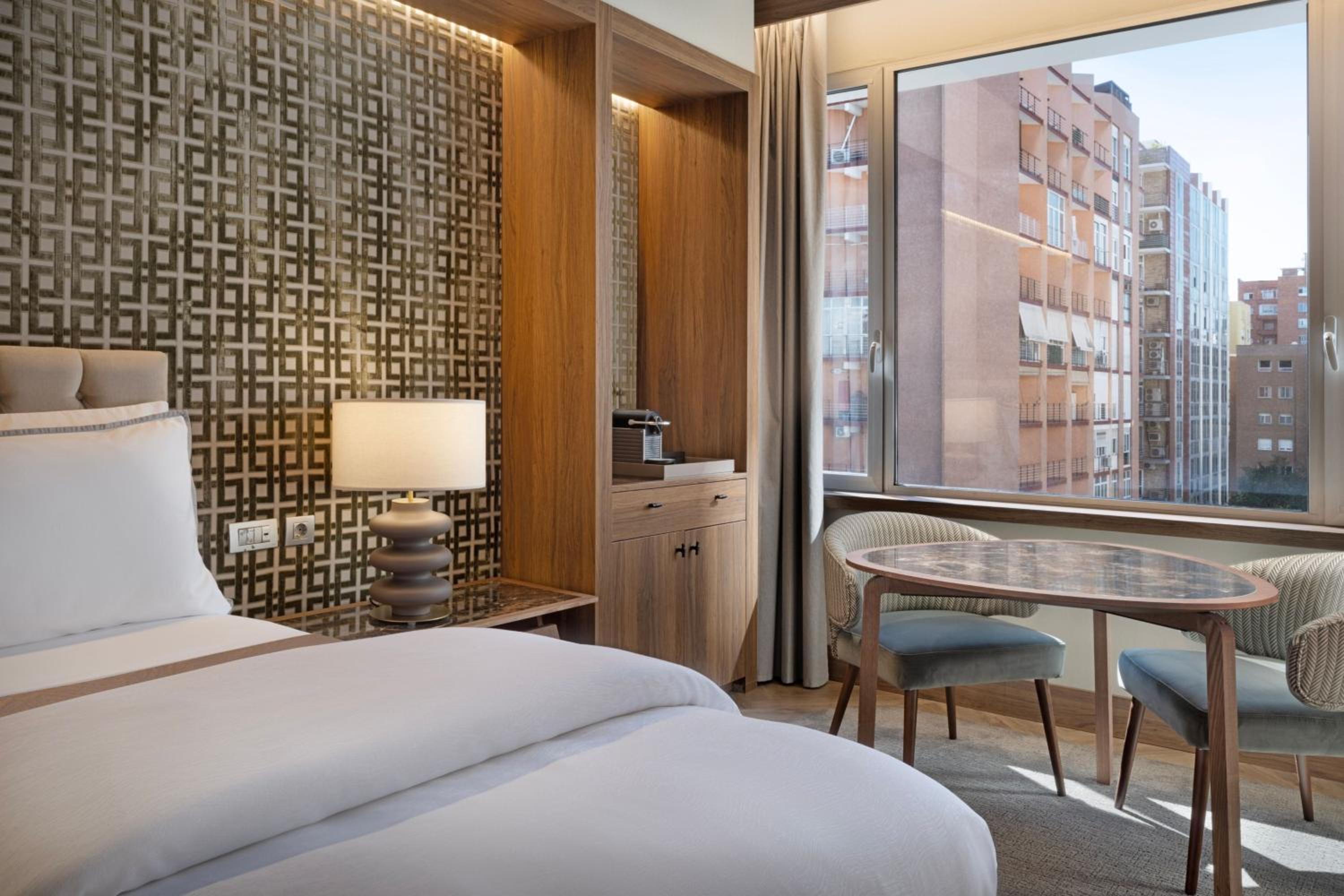 Deluxe Twin Room with City View thumbnail 5