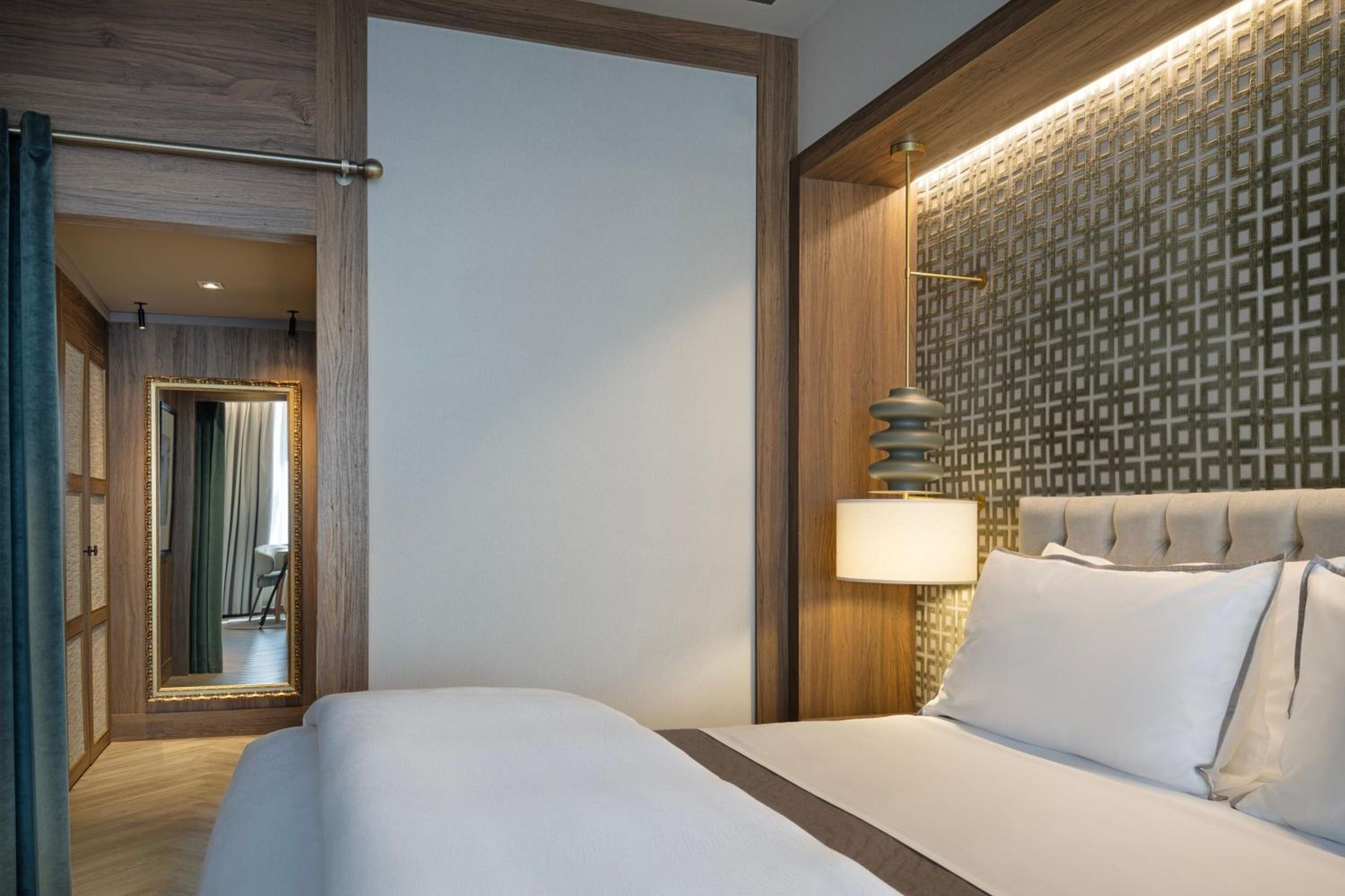 Corner King Suite - High Floor thumbnail 5