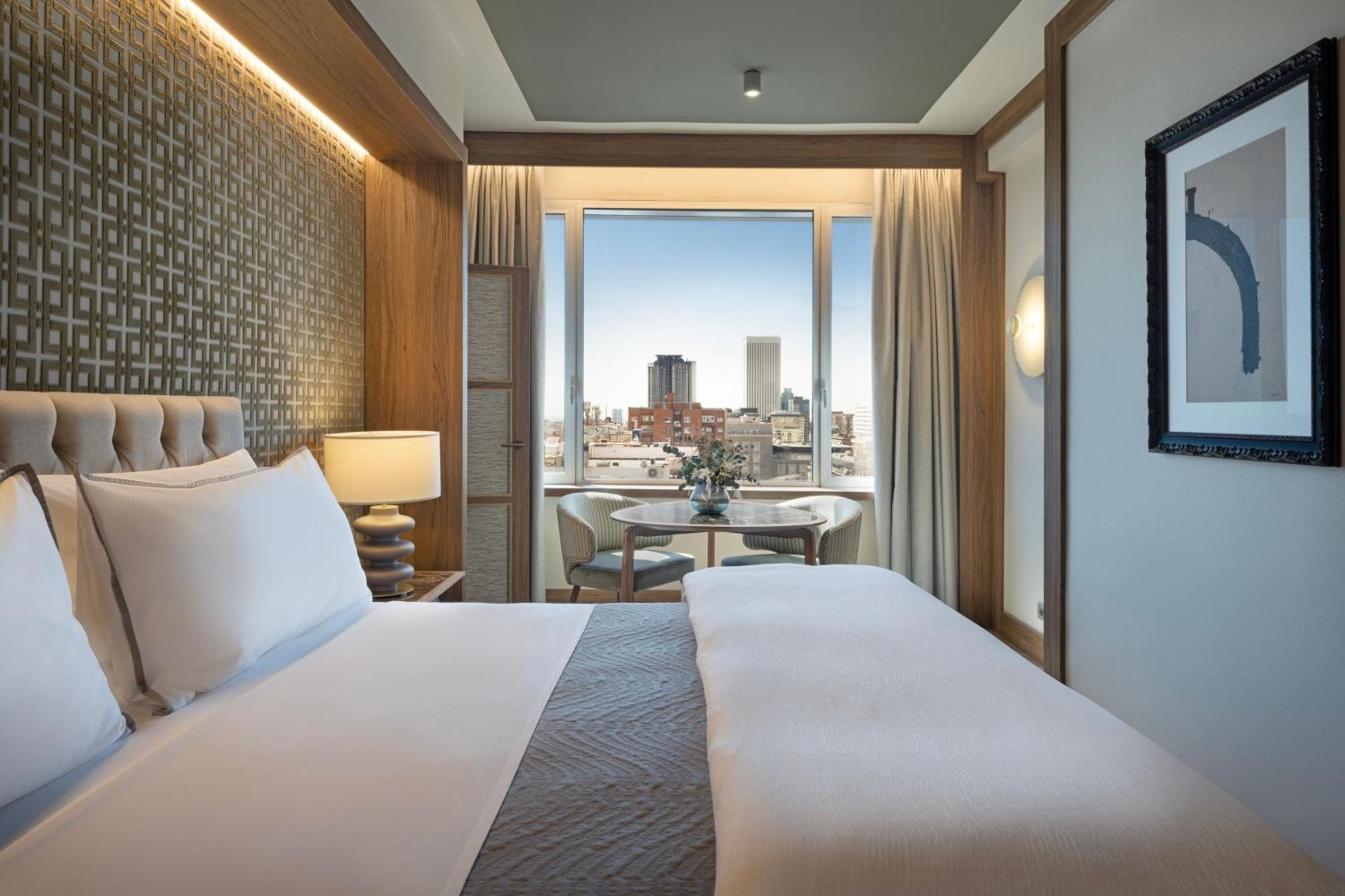 Corner King Suite - High Floor - Photo 9