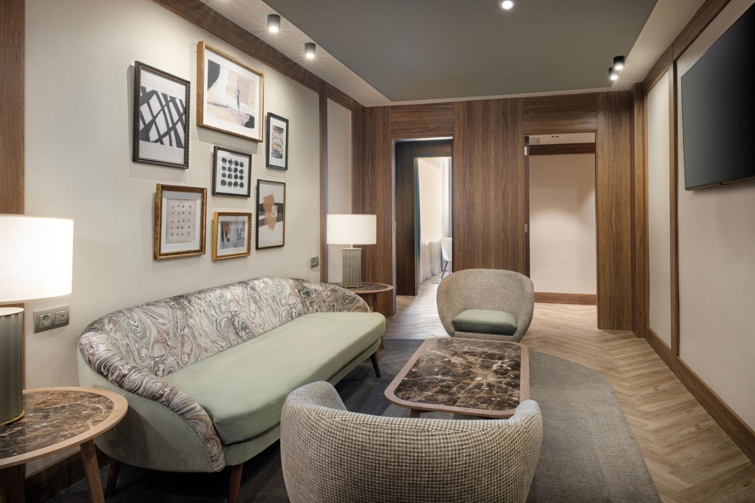 Corner King Suite - High Floor - Photo 8
