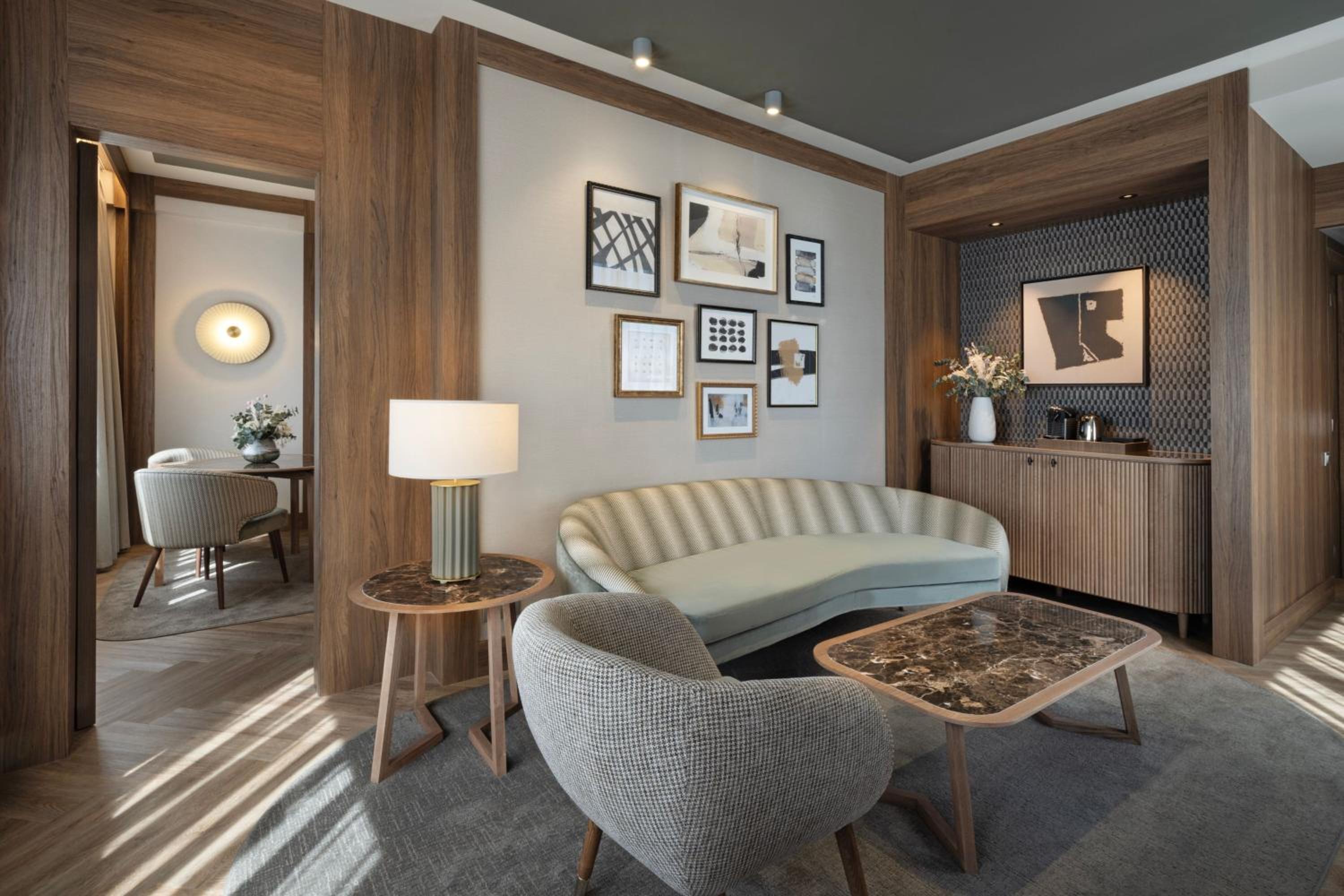 Corner King Suite - High Floor - Photo 10