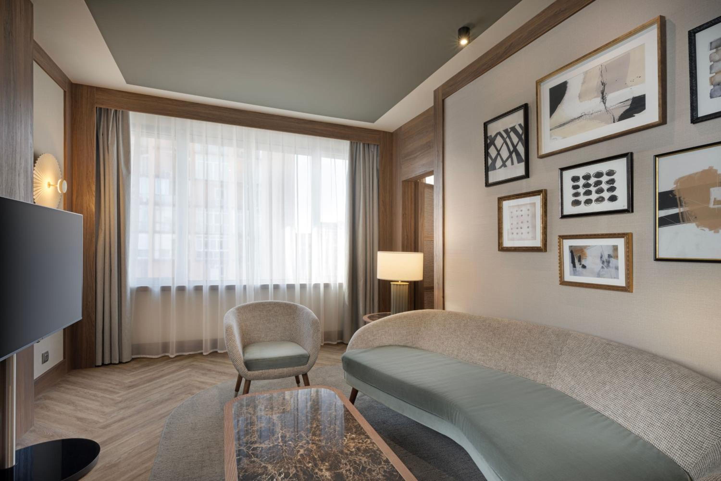 Corner King Suite - High Floor - Photo 11