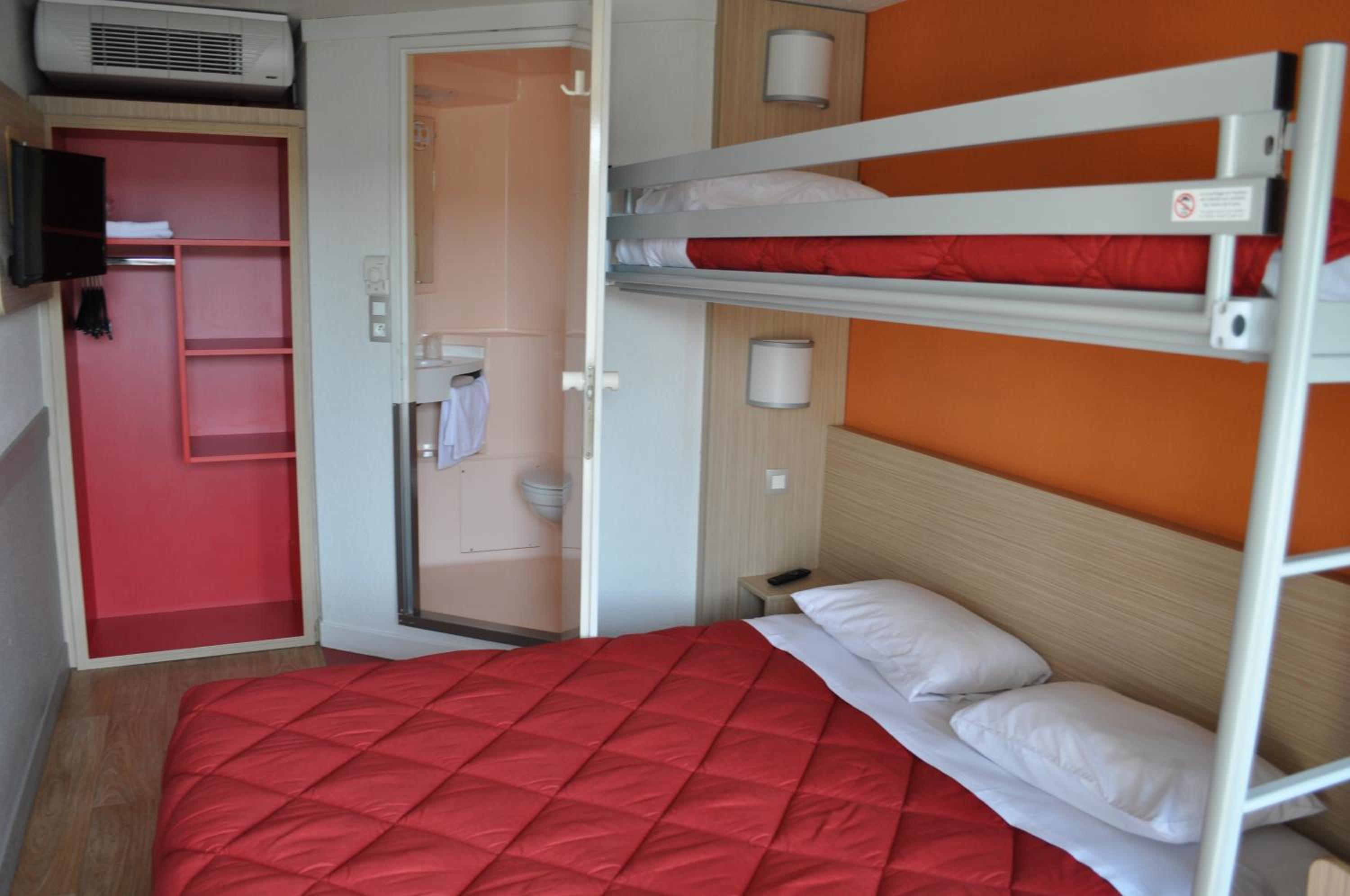 Triple Room (1 Double Bed + 1 Single Bed) - Photo 7