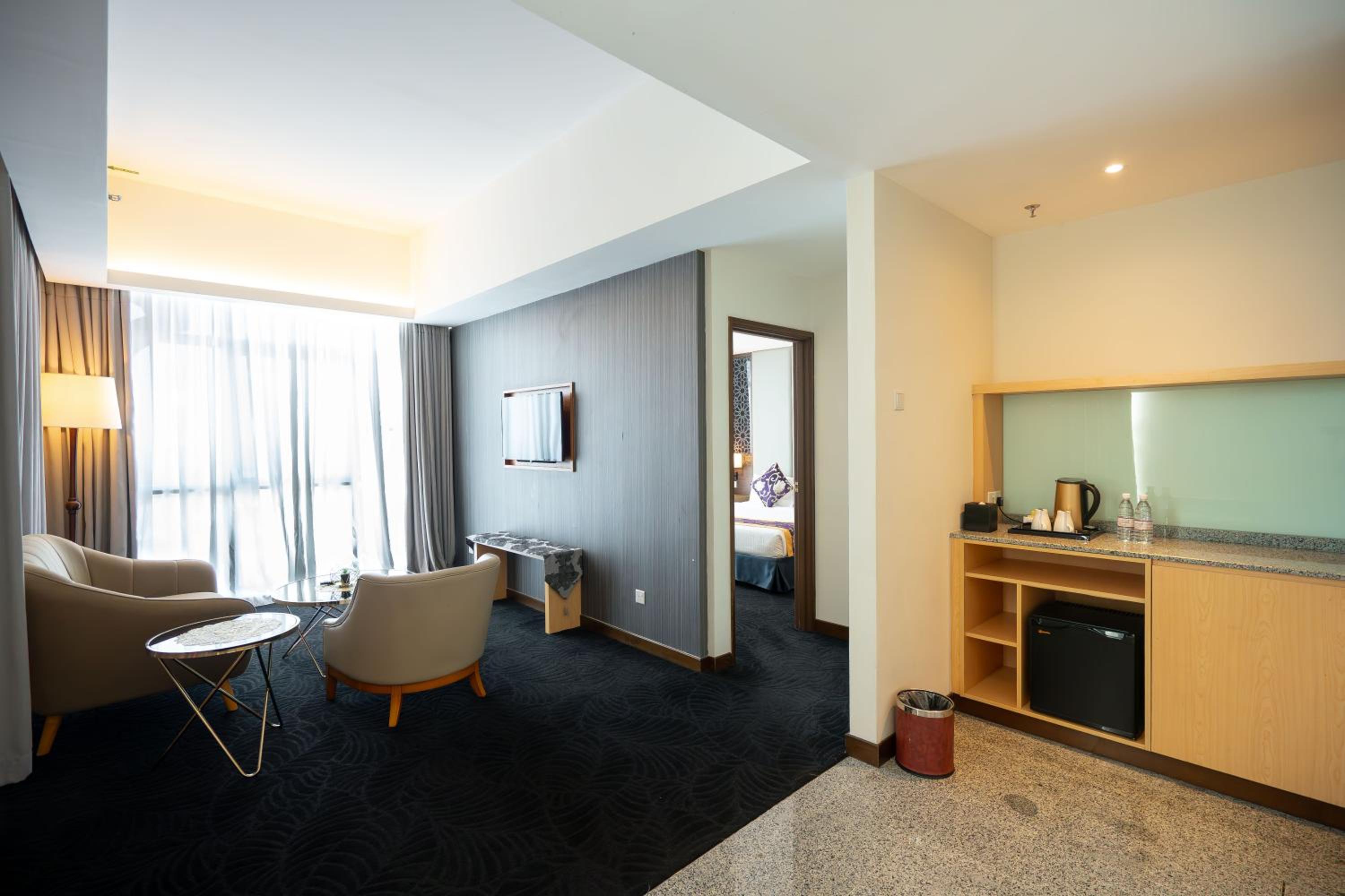 Executive Suite - Photo 9
