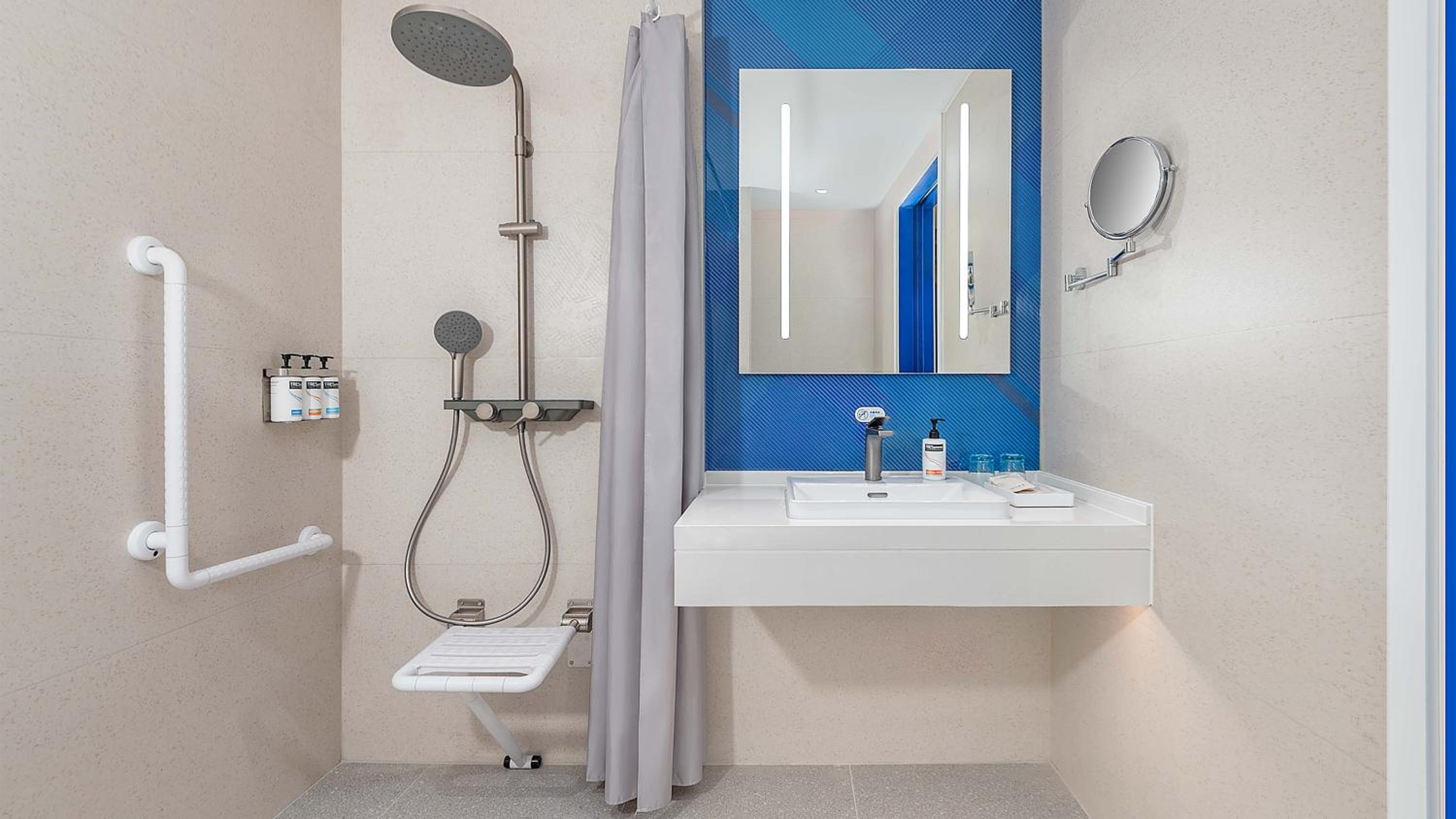 Standard King Room - Accessible photo 2