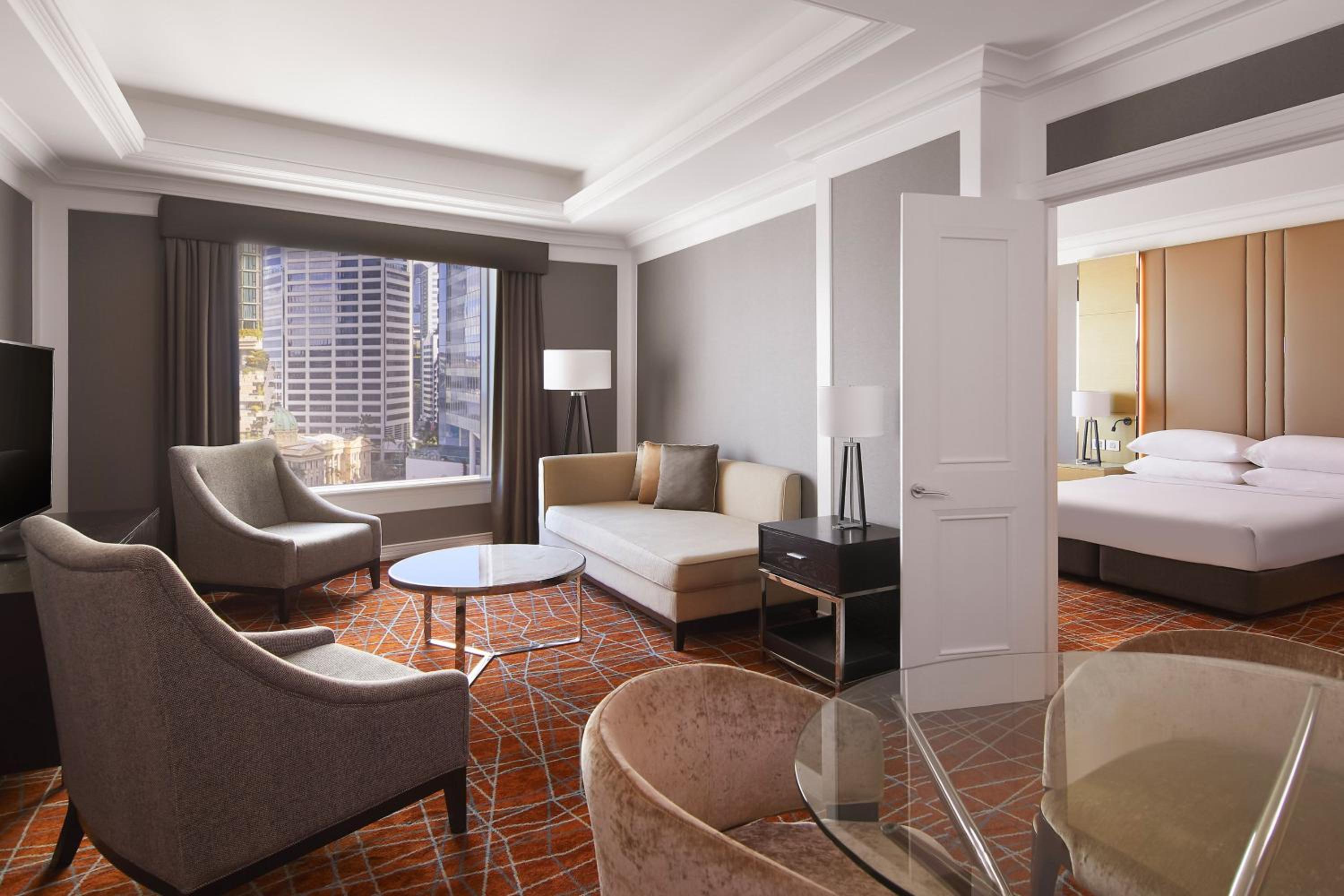 Executive Level, 1 Bedroom Executive Suite, 1 King, Partial River View, High Floor, Whirlpool